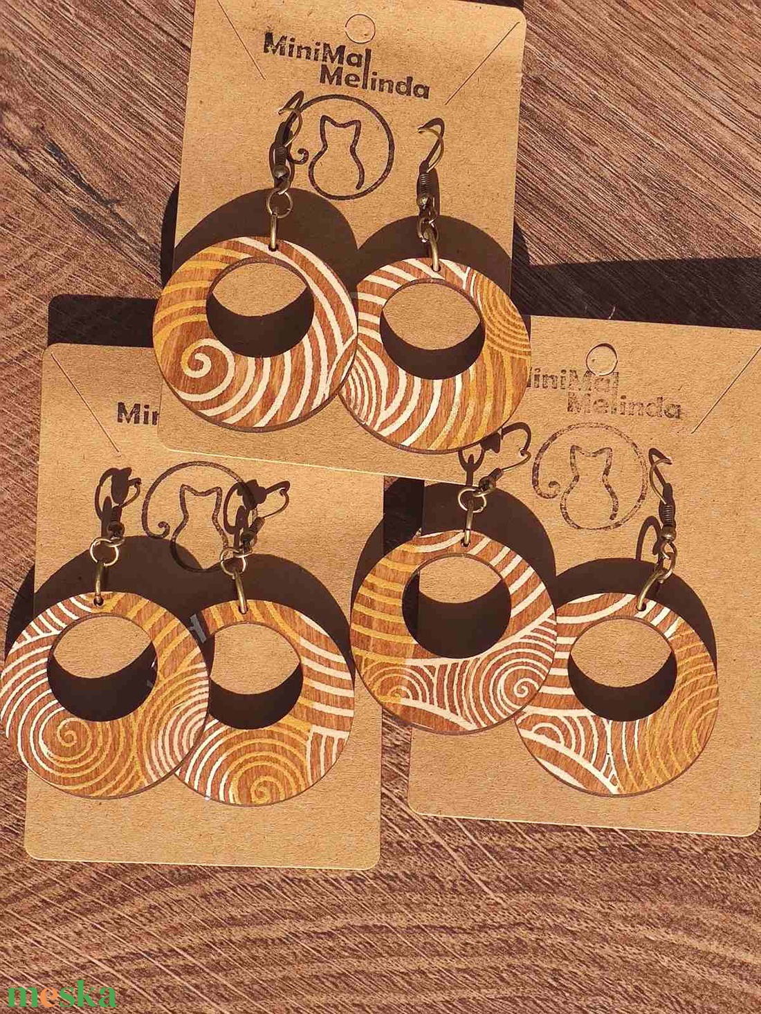 Festett fa fülbevaló spirális mintával - ékszer - fülbevaló - lógós kerek fülbevaló - Meska.hu