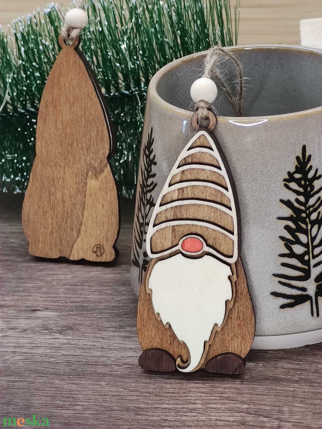 Manó karácsonyfadísz,  vagy Mikulásra - Vidám karácsonyi dísz fából - karácsony - karácsonyi lakásdekoráció - karácsonyi manók, figurák - Meska.hu