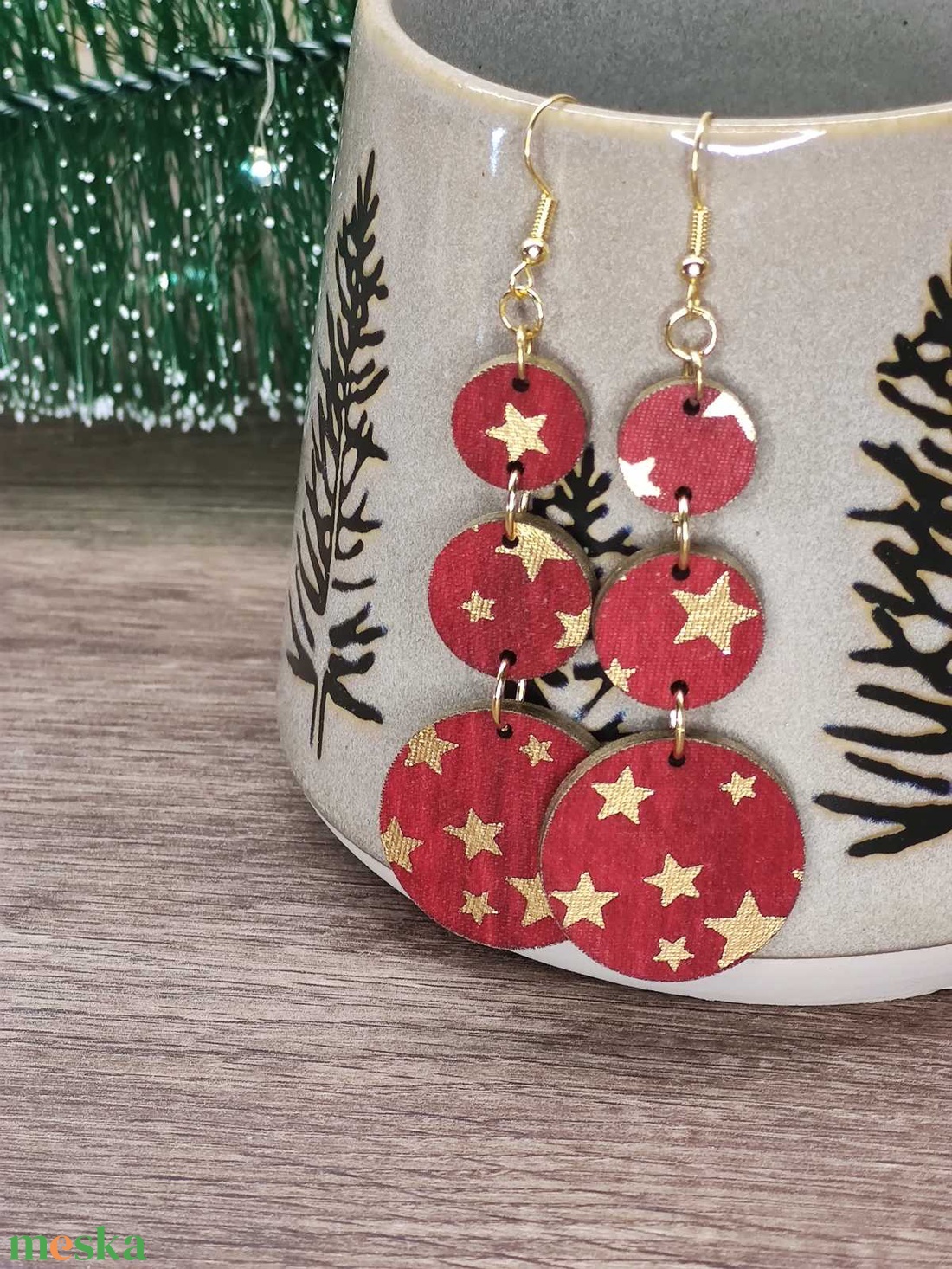 Karácsonyi fülbevaló - fából, csillagokkal - ékszer - fülbevaló - lógós kerek fülbevaló - Meska.hu