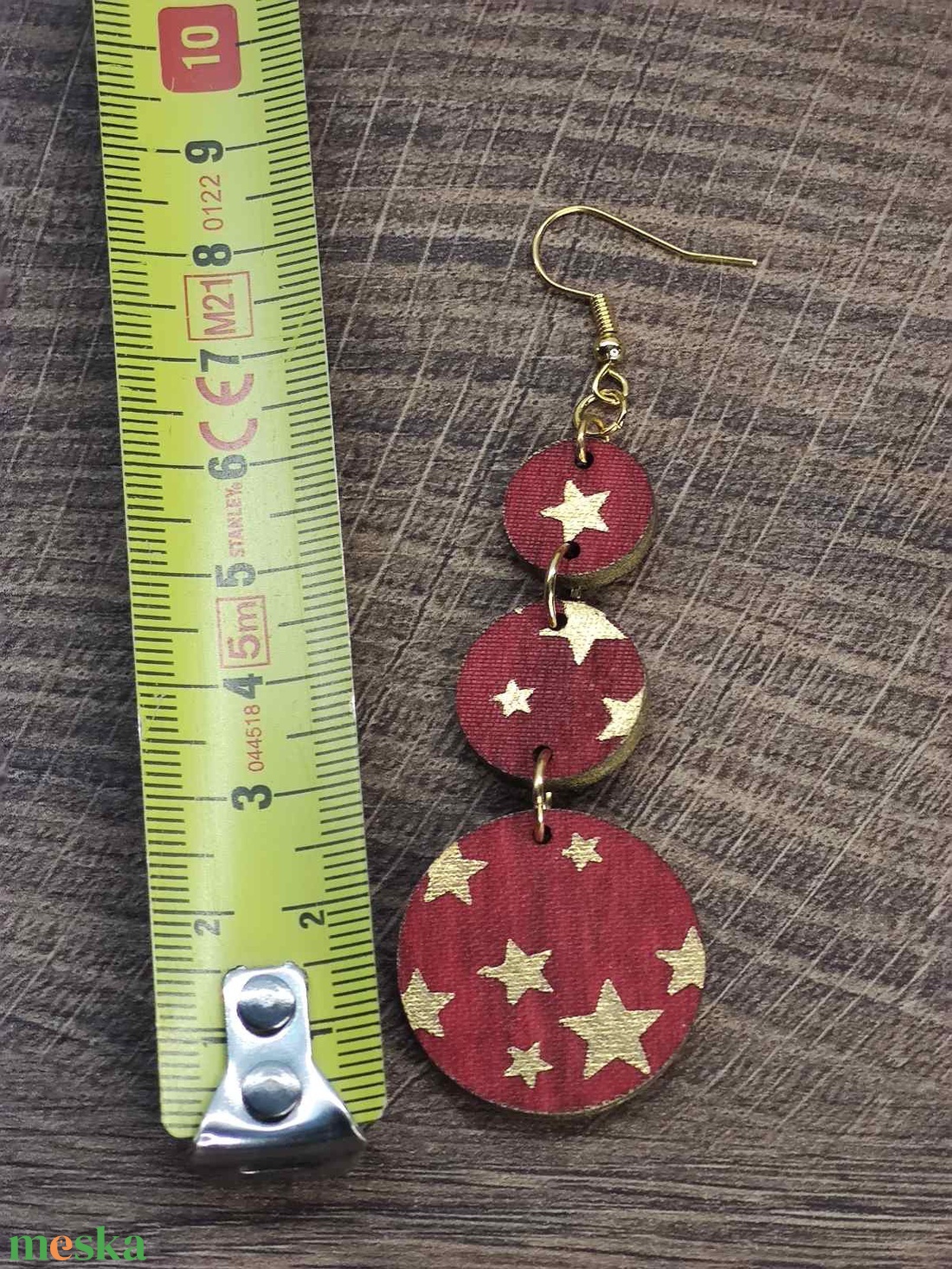 Karácsonyi fülbevaló - fából, csillagokkal - ékszer - fülbevaló - lógós kerek fülbevaló - Meska.hu