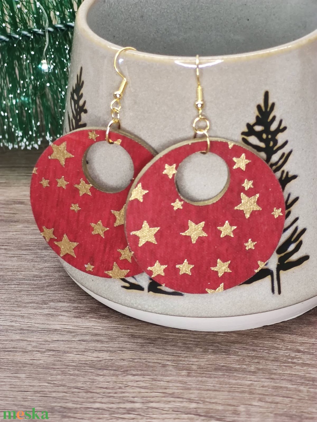 Karácsonyi fülbevaló - fából, csillagokkal - ékszer - fülbevaló - lógós kerek fülbevaló - Meska.hu