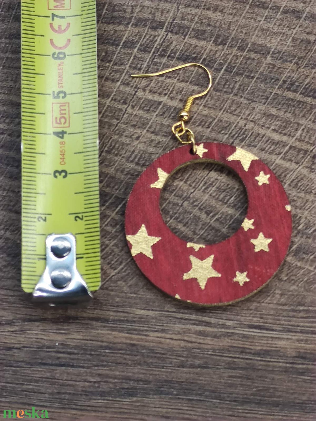 Karácsonyi fülbevaló - fából, csillagokkal - ékszer - fülbevaló - lógós kerek fülbevaló - Meska.hu