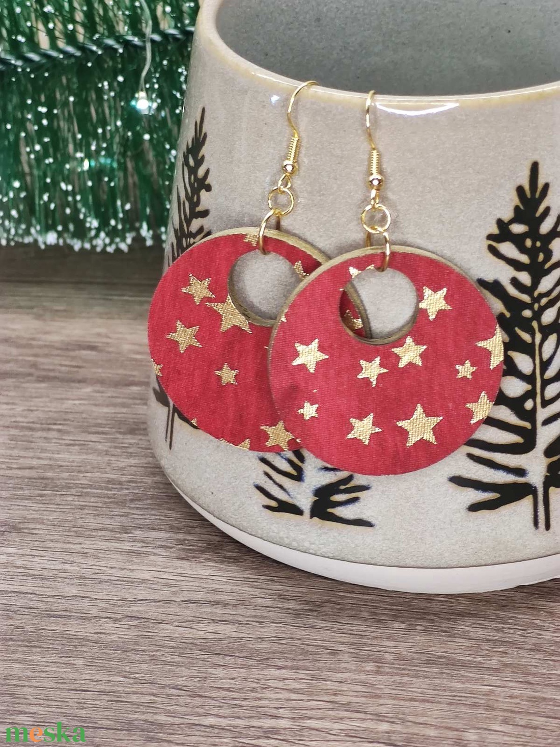 Karácsonyi fülbevaló - fából, csillagokkal - ékszer - fülbevaló - lógós kerek fülbevaló - Meska.hu