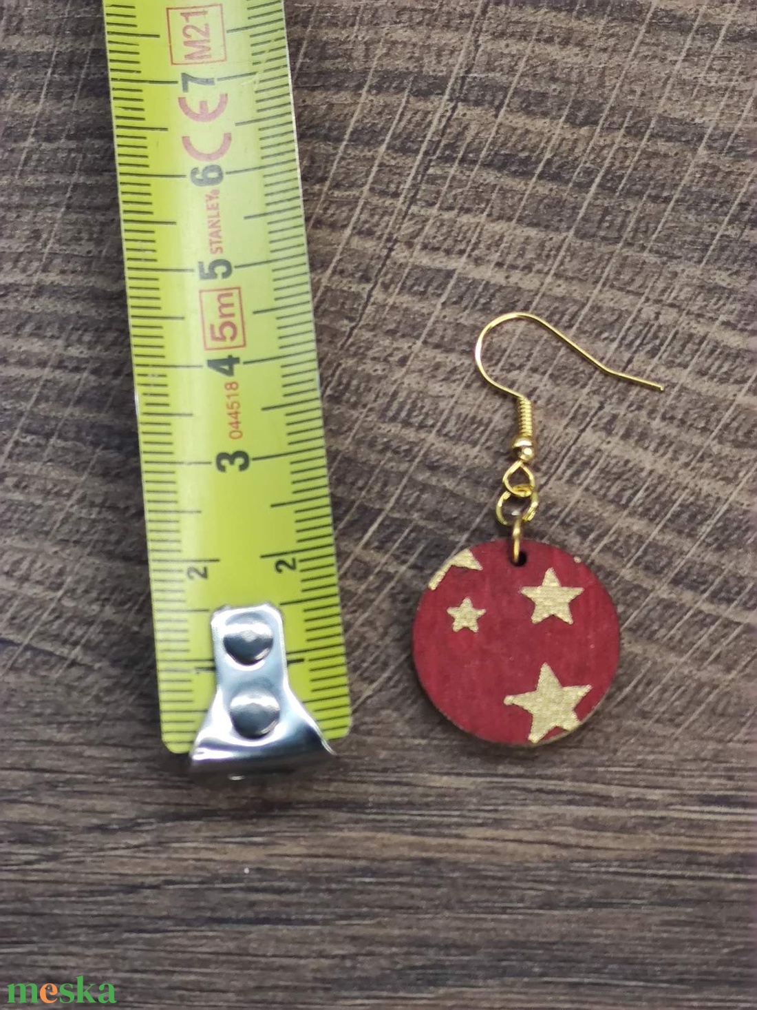 Karácsonyi fülbevaló - fából, csillagokkal - ékszer - fülbevaló - lógós kerek fülbevaló - Meska.hu