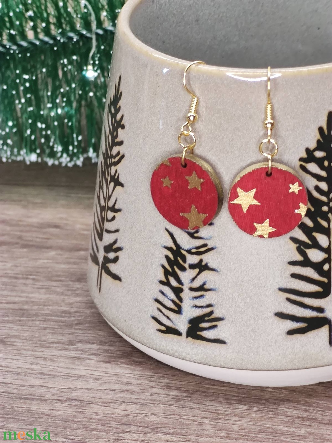 Karácsonyi fülbevaló - fából, csillagokkal - ékszer - fülbevaló - lógós kerek fülbevaló - Meska.hu