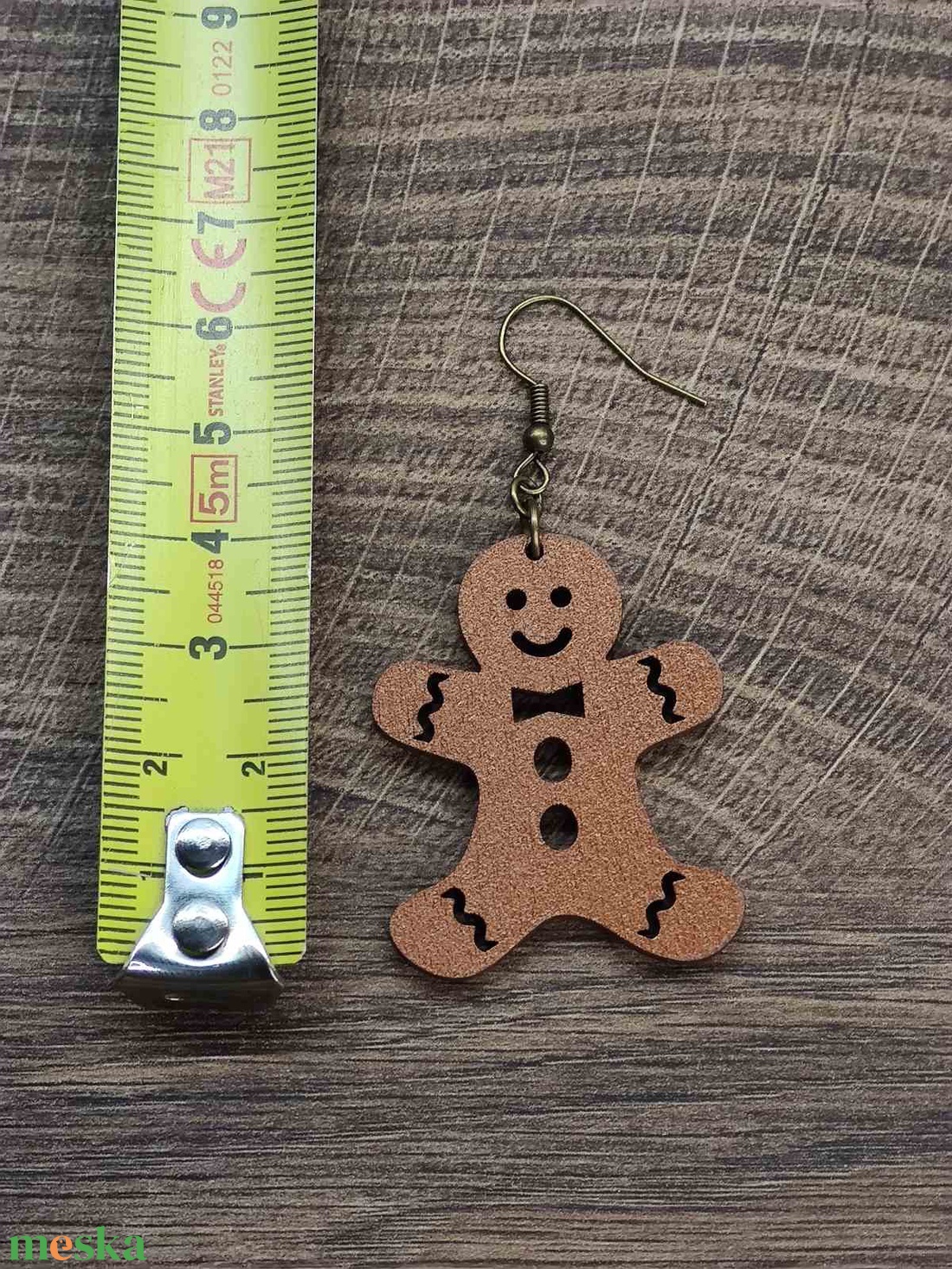Karácsonyi fülbevaló - fából, mézeskalácsemberrel, Mézi - ékszer - fülbevaló - lógó fülbevaló - Meska.hu