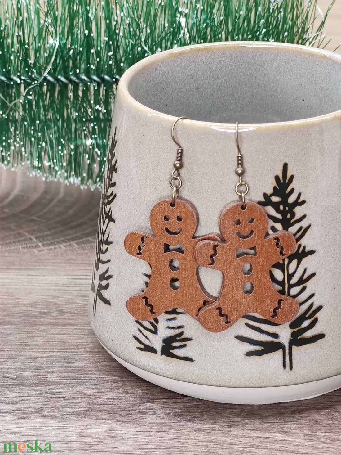 Karácsonyi fülbevaló - fából, mézeskalácsemberrel, Mézi - ékszer - fülbevaló - lógó fülbevaló - Meska.hu