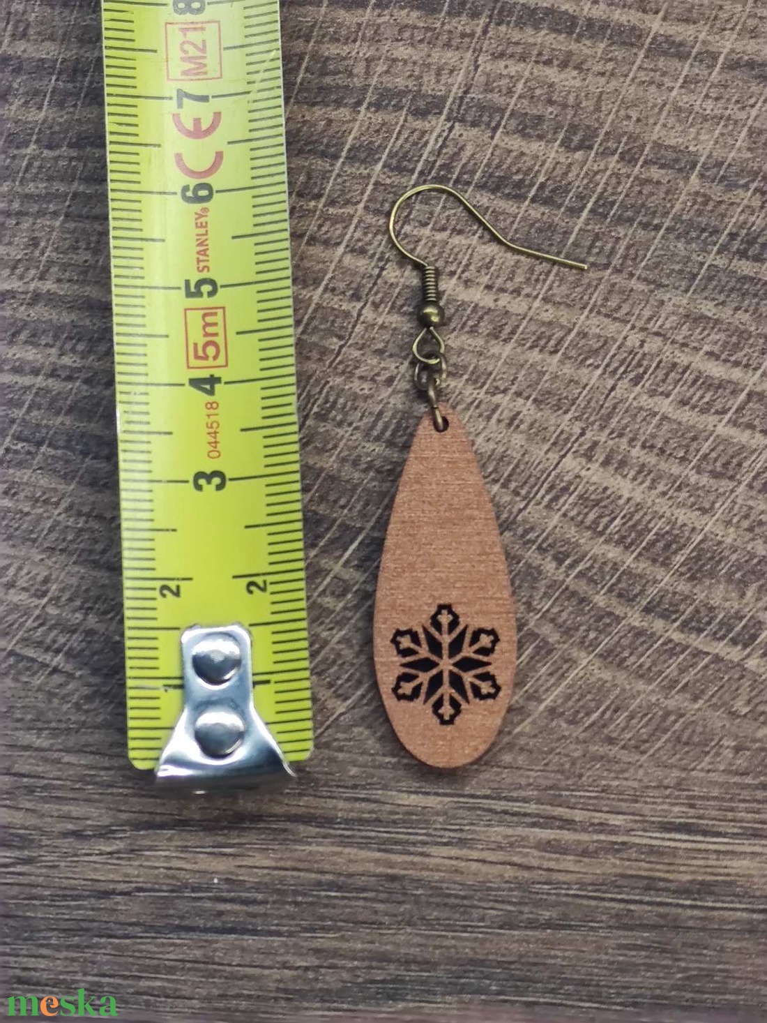 Karácsonyi fülbevaló - fából, hópehely mintával - ékszer - fülbevaló - lógó csepp fülbevaló - Meska.hu