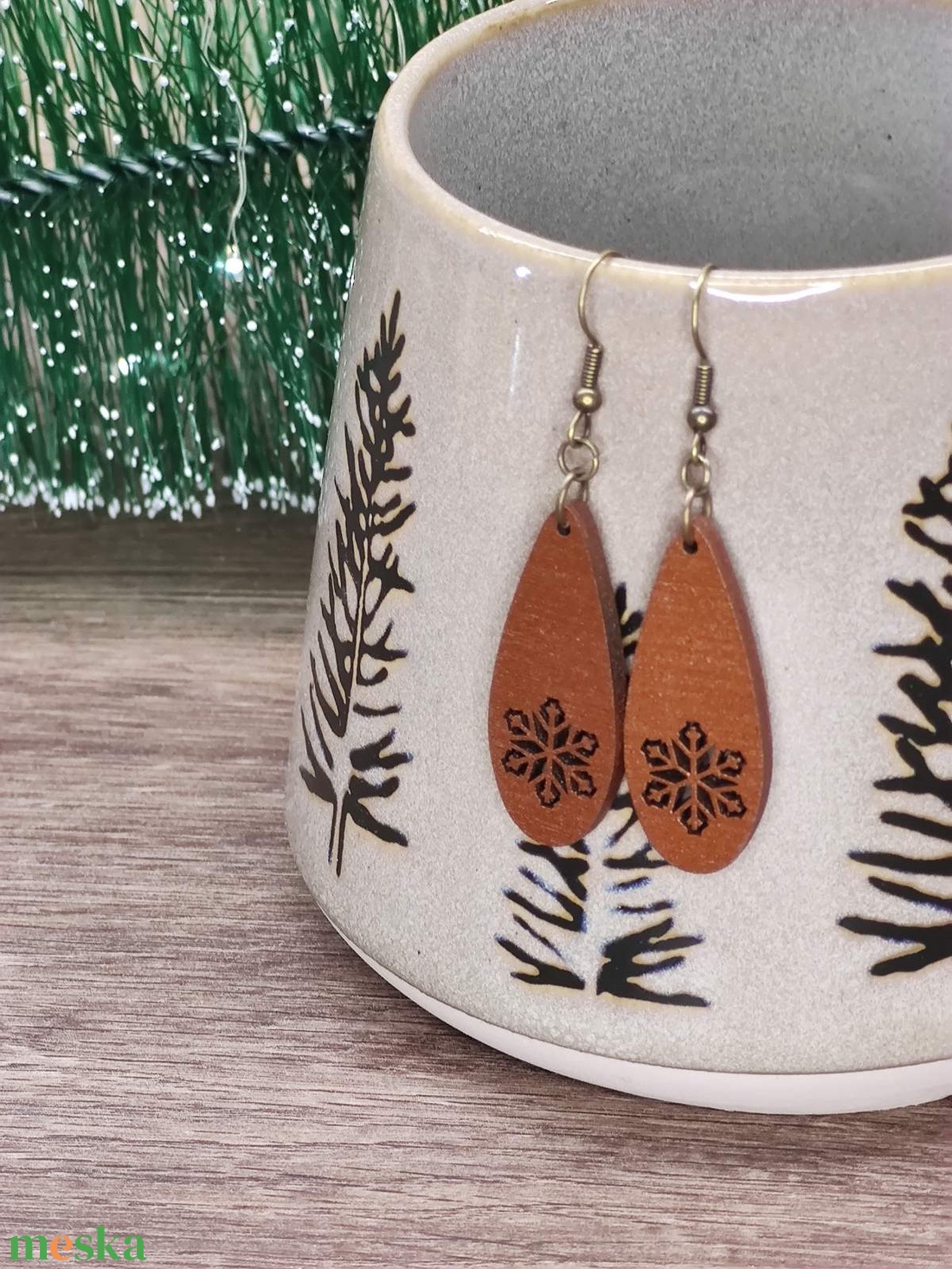 Karácsonyi fülbevaló - fából, hópehely mintával - ékszer - fülbevaló - lógó csepp fülbevaló - Meska.hu