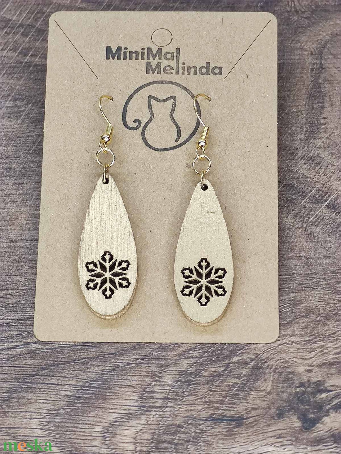 Karácsonyi fülbevaló - fából, hópehely mintával - ékszer - fülbevaló - lógó csepp fülbevaló - Meska.hu