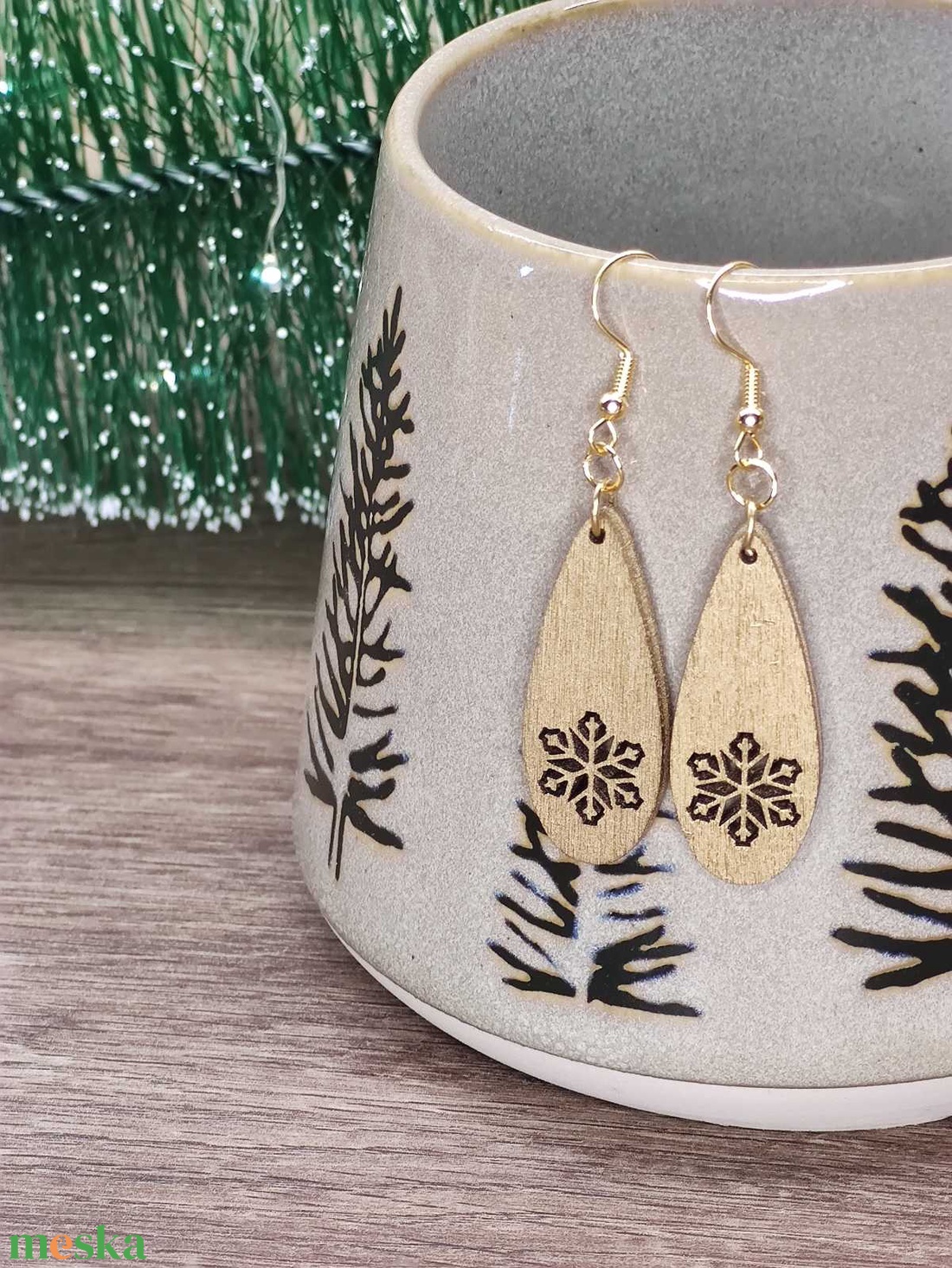 Karácsonyi fülbevaló - fából, hópehely mintával - ékszer - fülbevaló - lógó csepp fülbevaló - Meska.hu