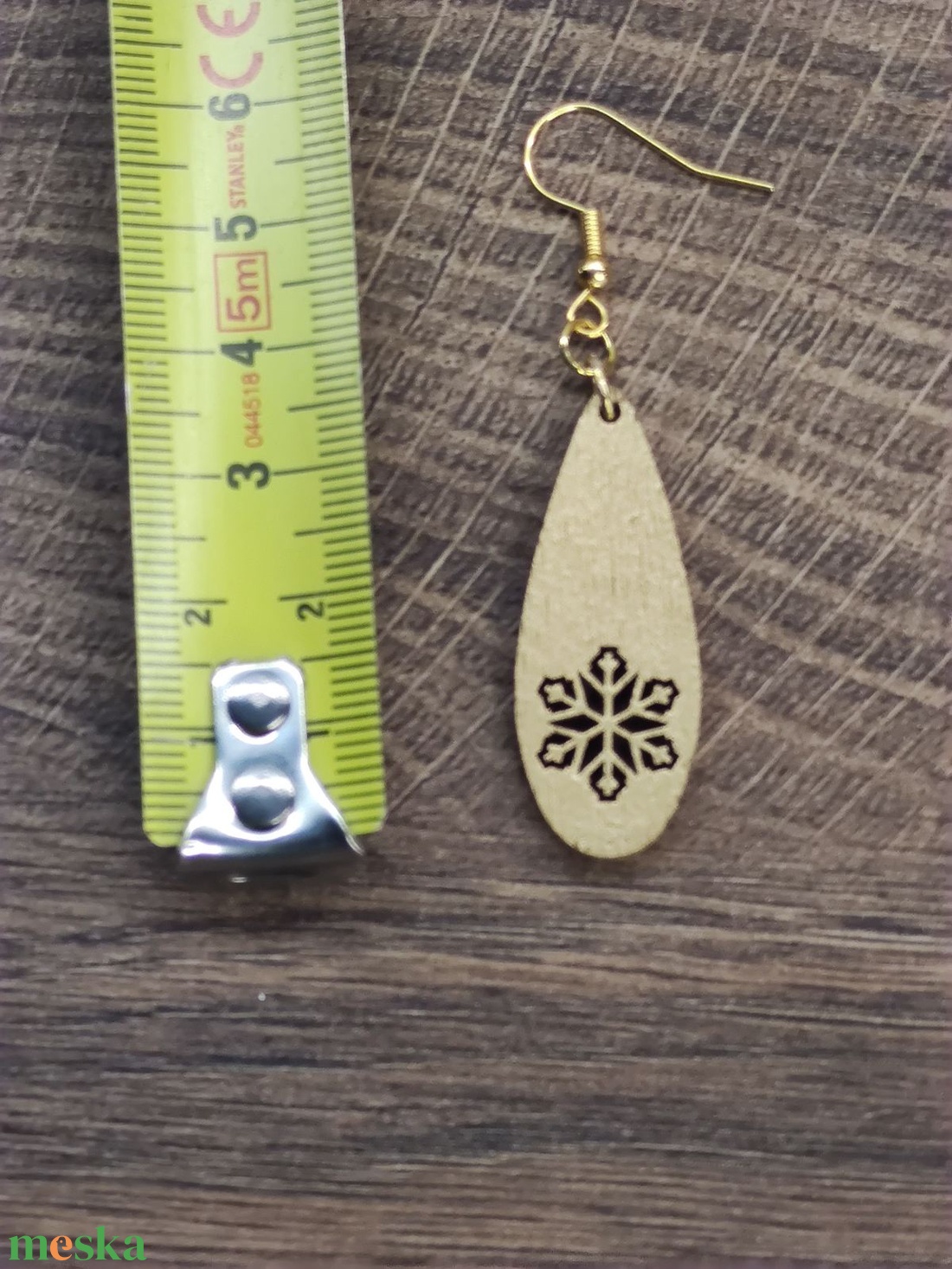 Karácsonyi fülbevaló - fából, hópehely mintával - ékszer - fülbevaló - lógó csepp fülbevaló - Meska.hu