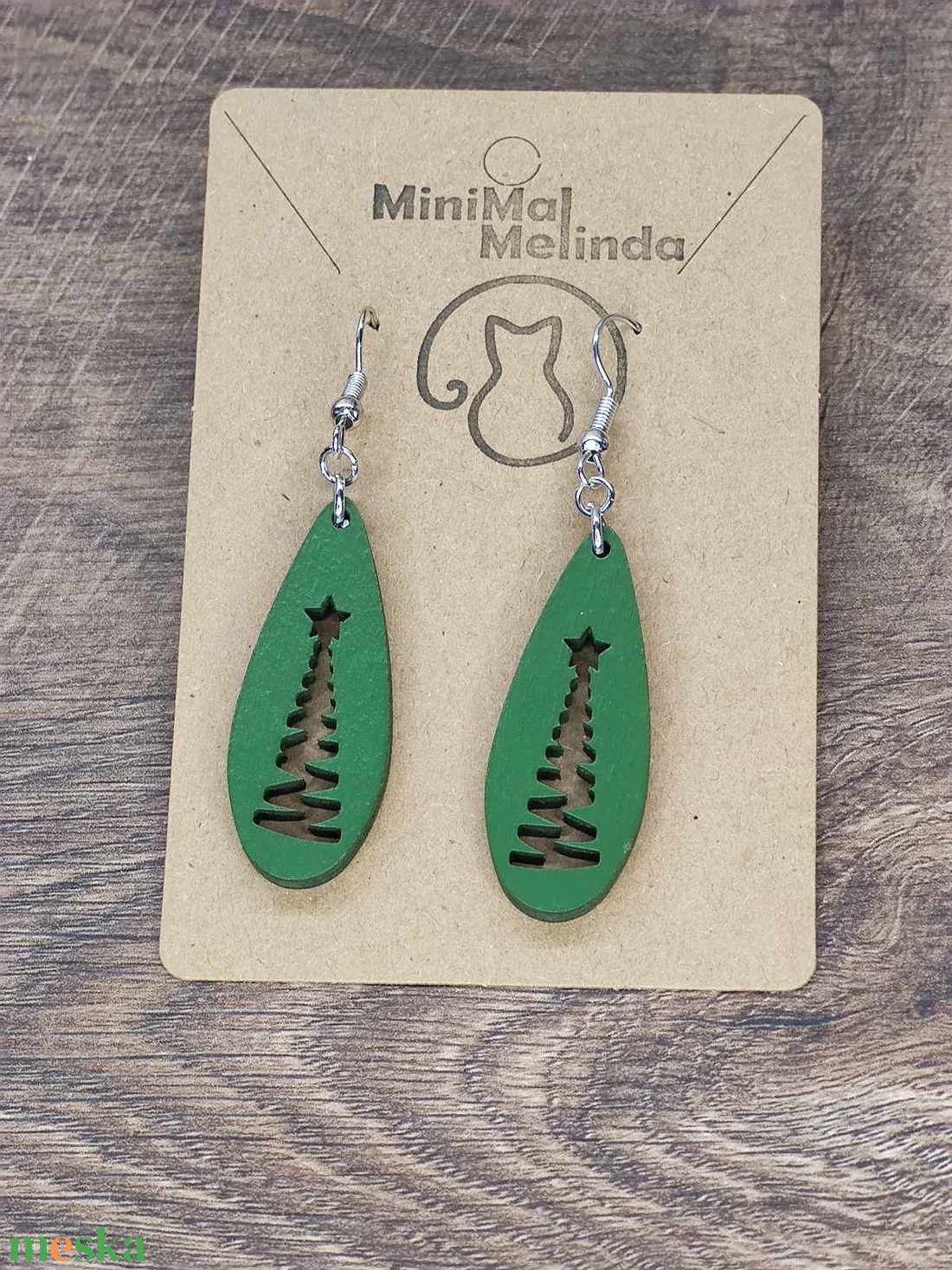 Karácsonyi fülbevaló - fából, karácsonyfa mintával - ékszer - fülbevaló - lógó csepp fülbevaló - Meska.hu