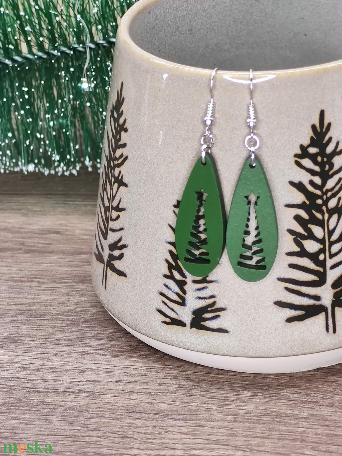 Karácsonyi fülbevaló - fából, karácsonyfa mintával - ékszer - fülbevaló - lógó csepp fülbevaló - Meska.hu