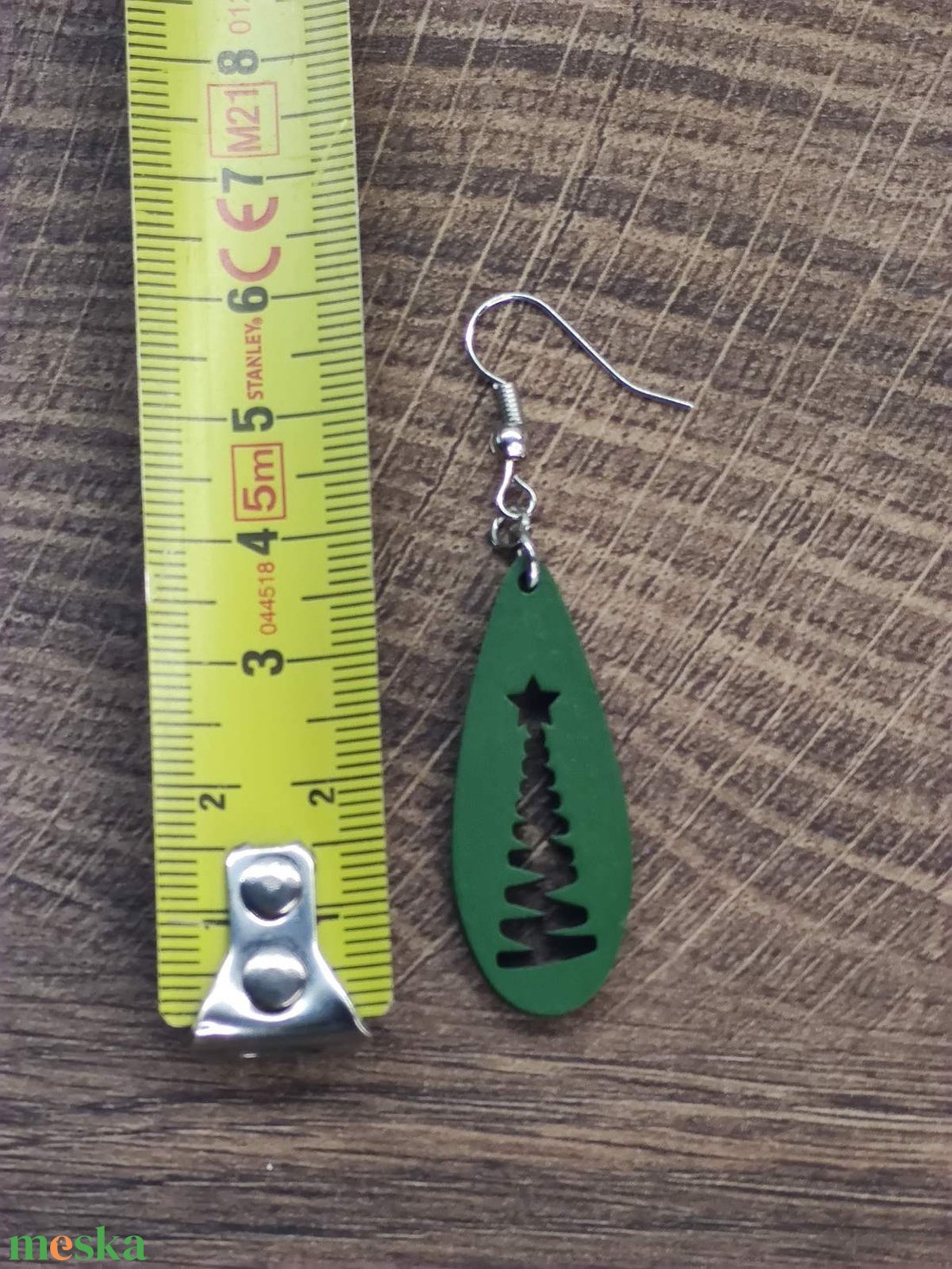 Karácsonyi fülbevaló - fából, karácsonyfa mintával - ékszer - fülbevaló - lógó csepp fülbevaló - Meska.hu