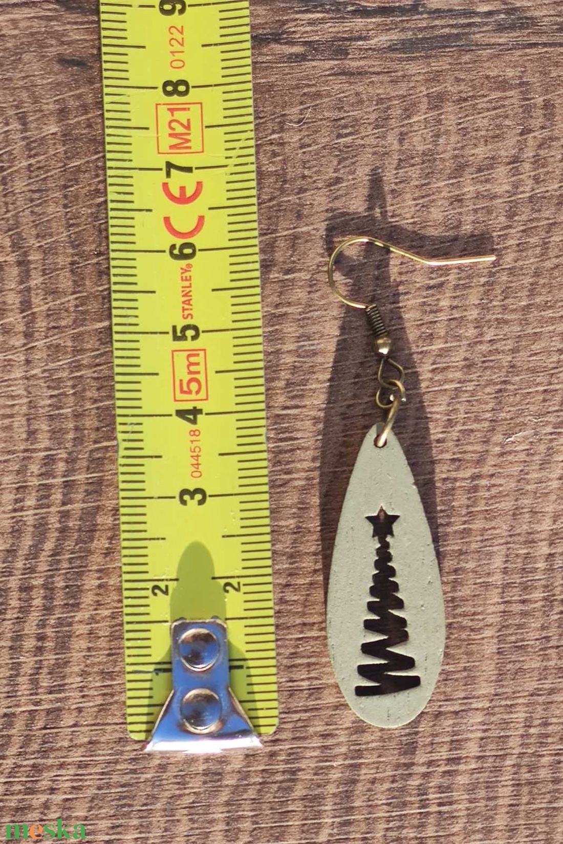 Karácsonyi fülbevaló - fából, karácsonyfa mintával - ékszer - fülbevaló - lógó csepp fülbevaló - Meska.hu