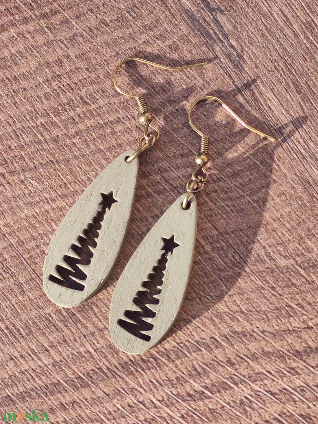 Karácsonyi fülbevaló - fából, karácsonyfa mintával - ékszer - fülbevaló - lógó csepp fülbevaló - Meska.hu