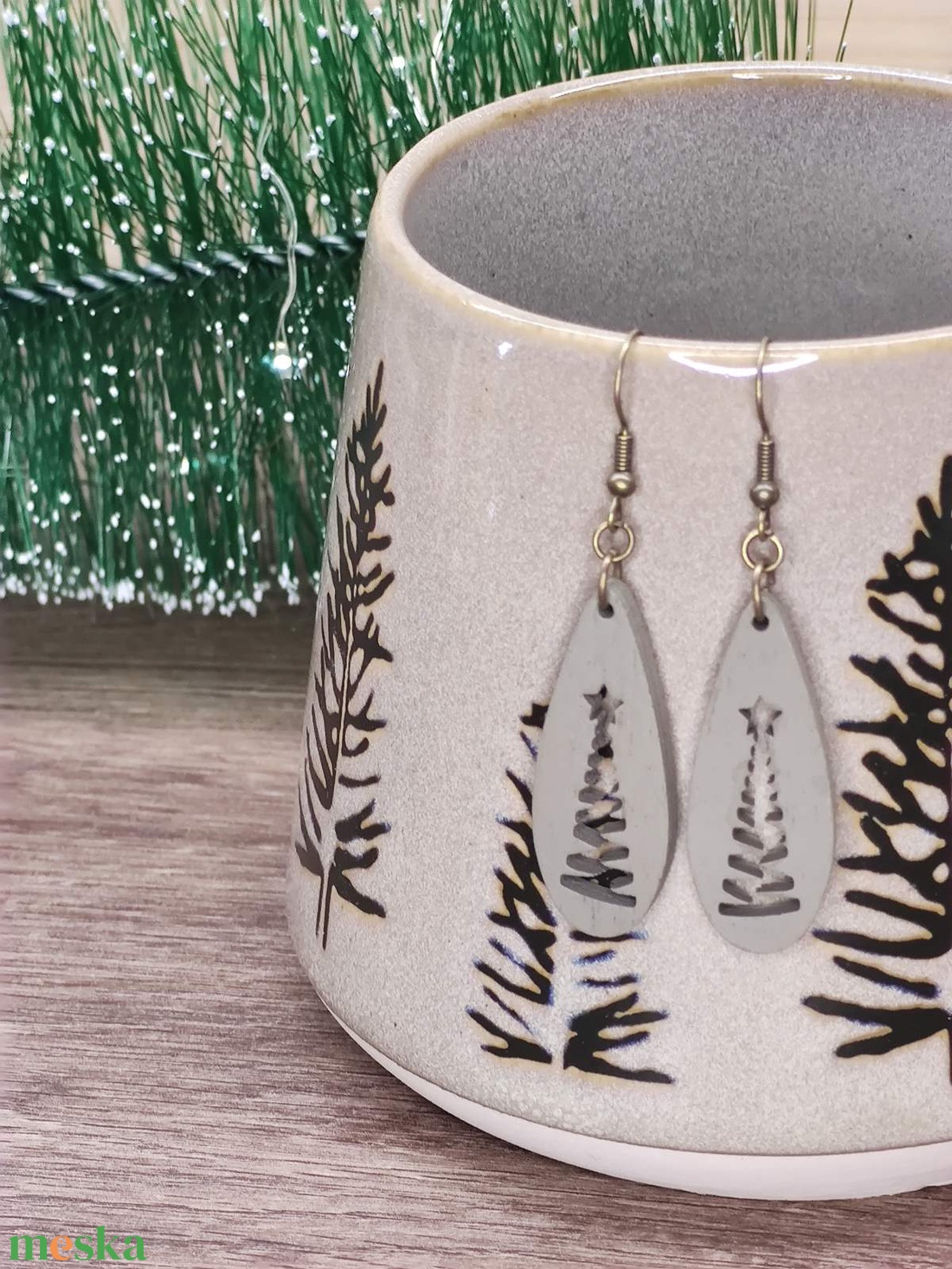 Karácsonyi fülbevaló - fából, karácsonyfa mintával - ékszer - fülbevaló - lógó csepp fülbevaló - Meska.hu