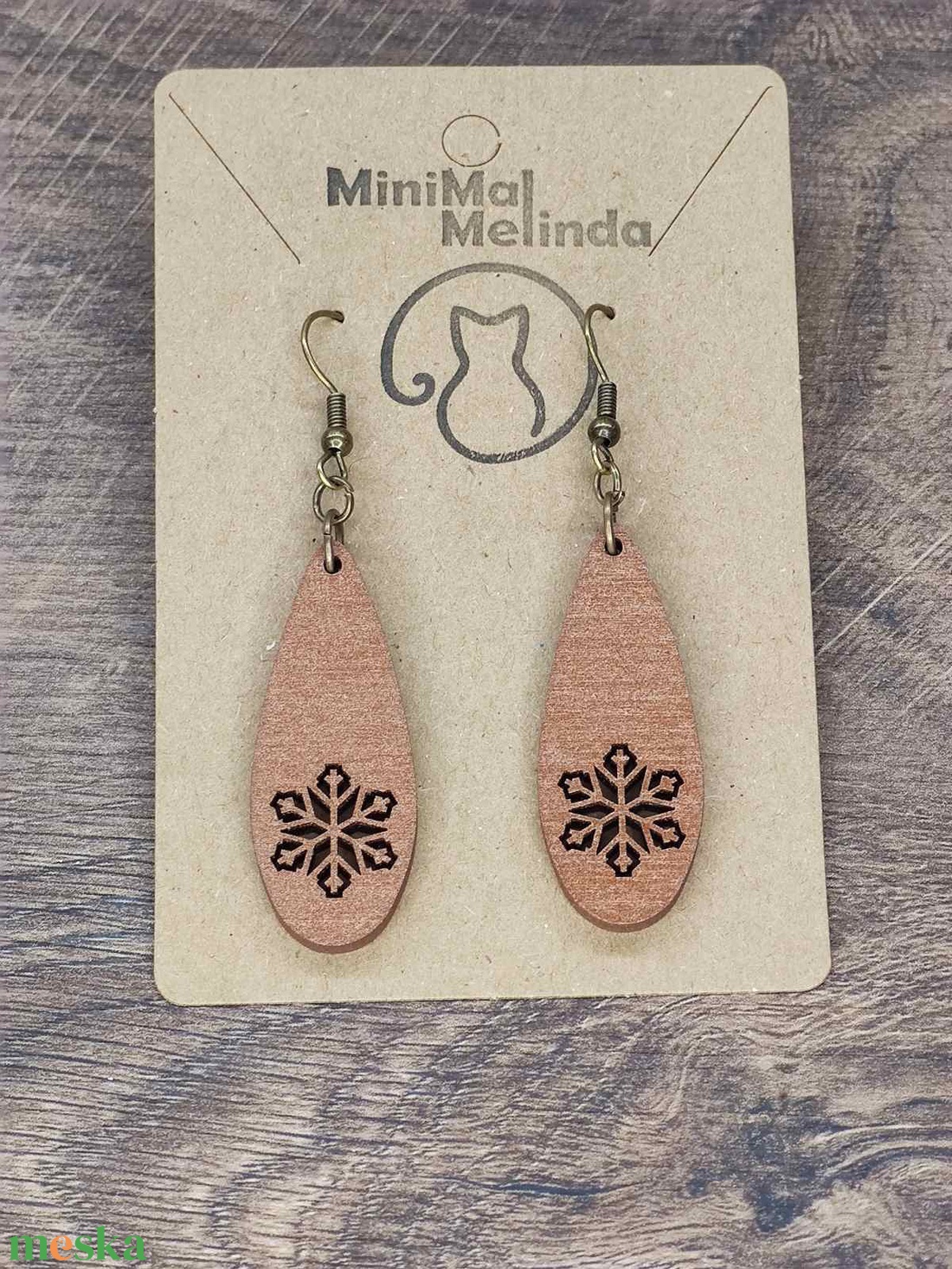 Karácsonyi fülbevaló - fából, hópehely mintával - ékszer - fülbevaló - lógó csepp fülbevaló - Meska.hu