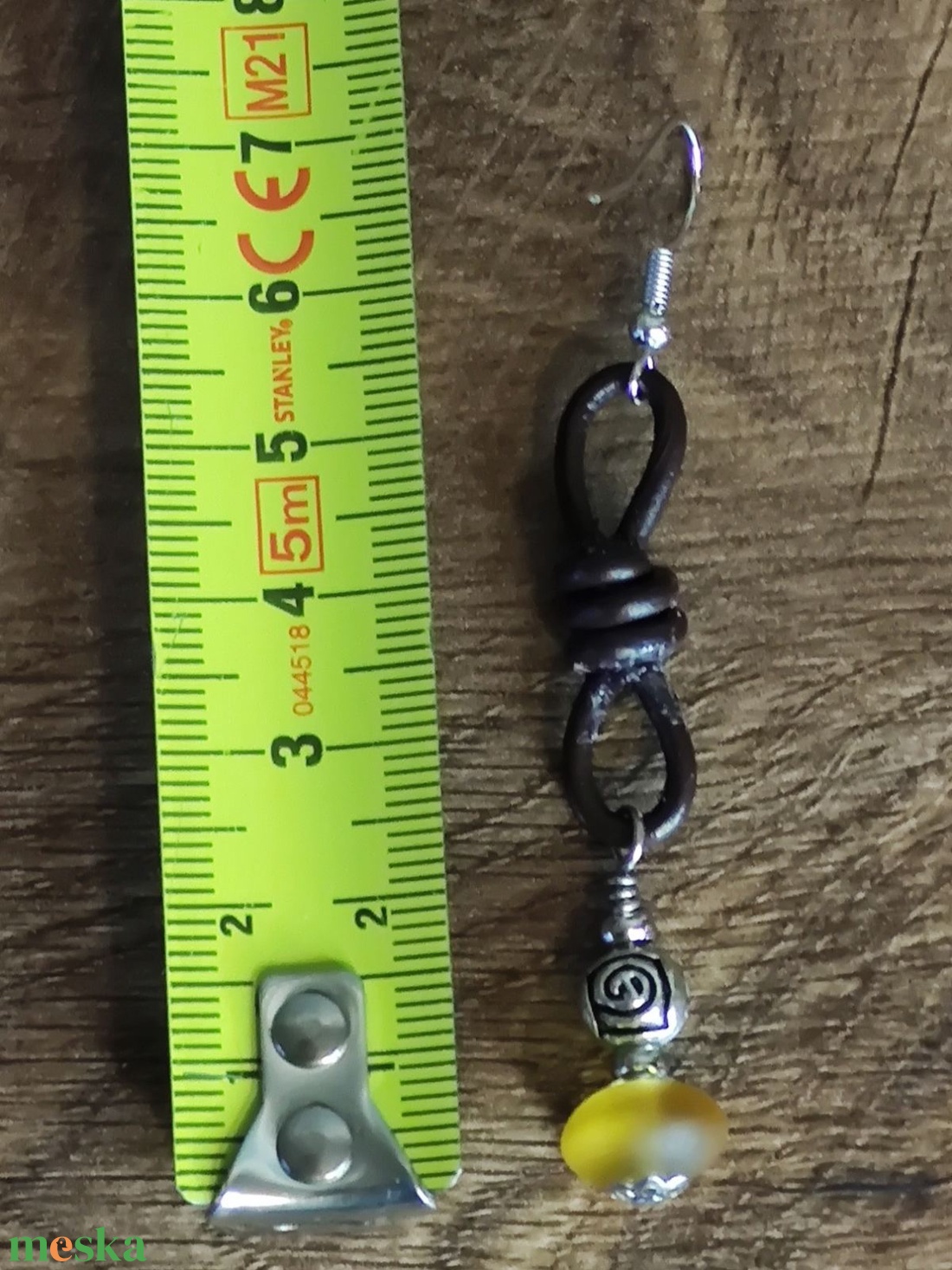 Gyöngyös bőr fülbevaló - ékszer - fülbevaló - lógó fülbevaló - Meska.hu