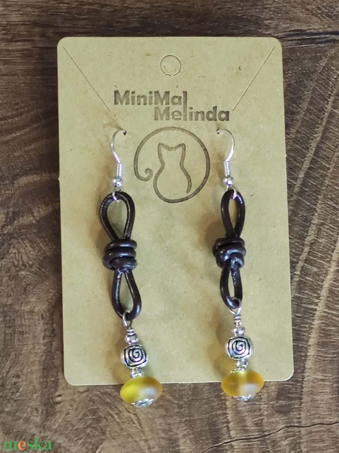 Gyöngyös bőr fülbevaló - ékszer - fülbevaló - lógó fülbevaló - Meska.hu