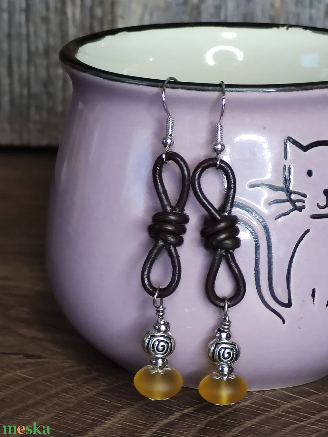 Gyöngyös bőr fülbevaló - ékszer - fülbevaló - lógó fülbevaló - Meska.hu