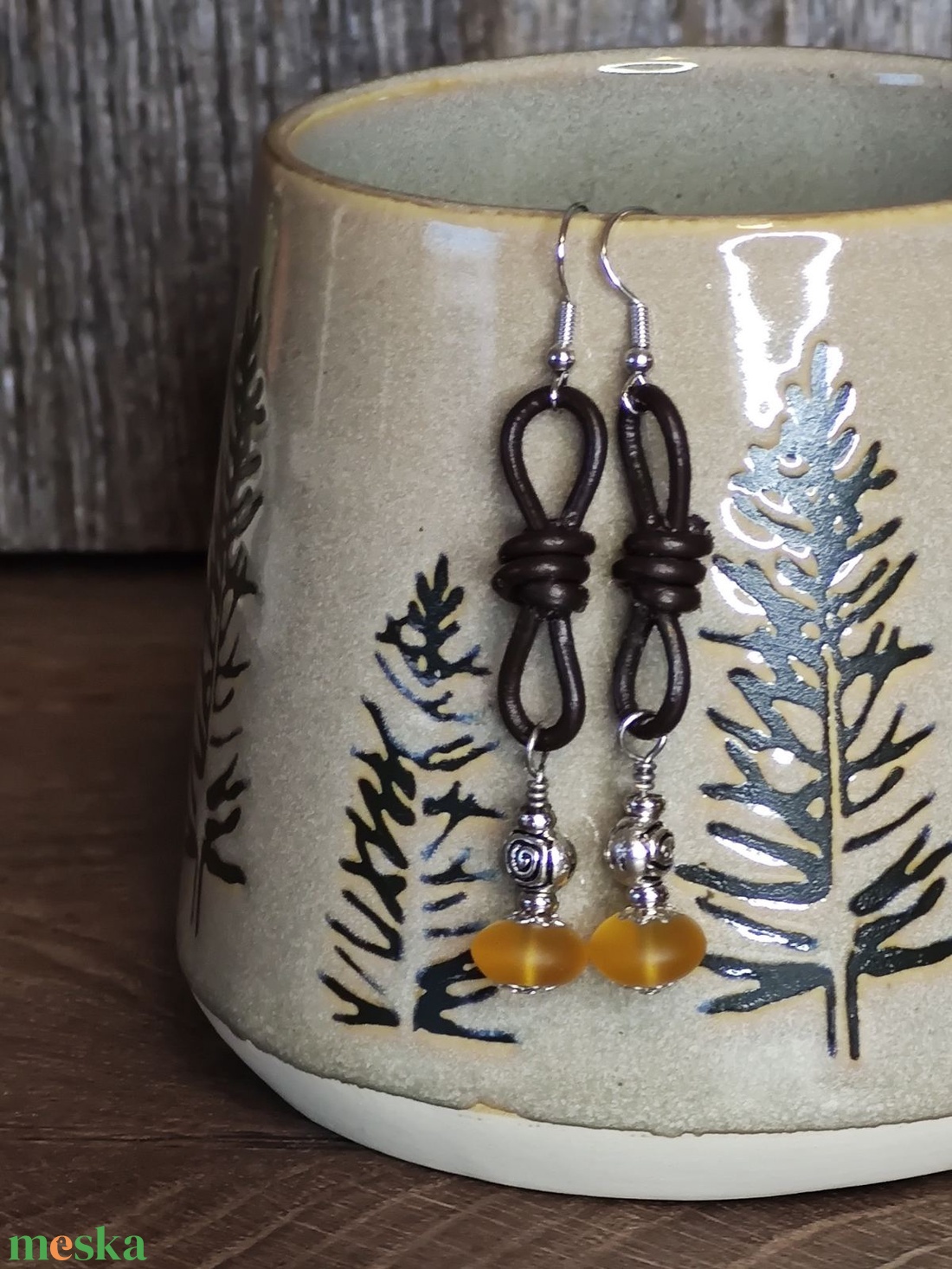 Gyöngyös bőr fülbevaló - ékszer - fülbevaló - lógó fülbevaló - Meska.hu