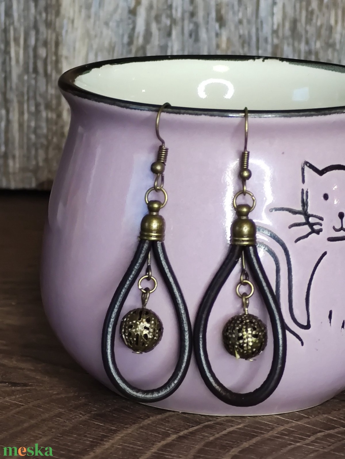 Gyöngyös bőr fülbevaló - ékszer - fülbevaló - lógó fülbevaló - Meska.hu