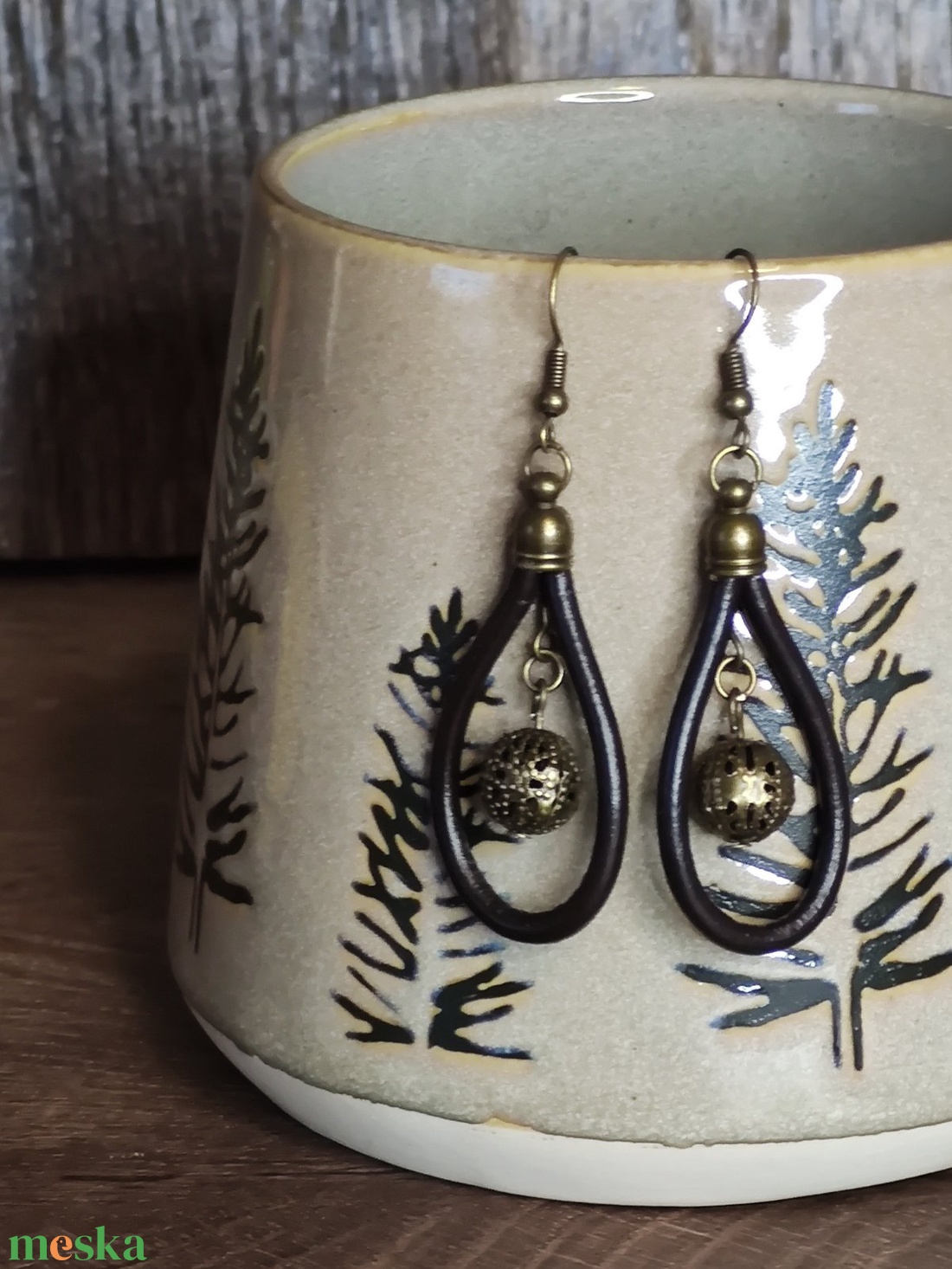 Gyöngyös bőr fülbevaló - ékszer - fülbevaló - lógó fülbevaló - Meska.hu