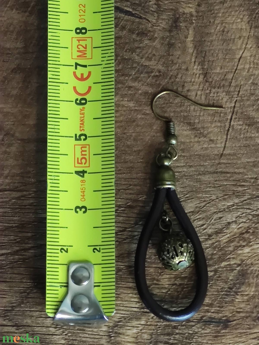 Gyöngyös bőr fülbevaló - ékszer - fülbevaló - lógó fülbevaló - Meska.hu