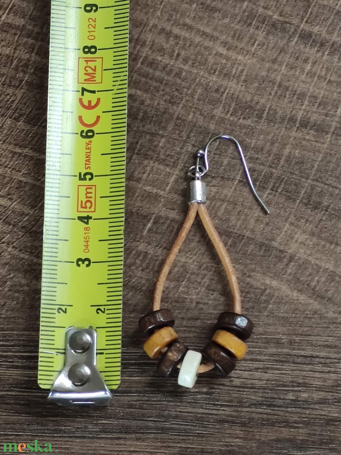 Bőr fülbevaló fa gyöngyökkel - ékszer - fülbevaló - lógó fülbevaló - Meska.hu