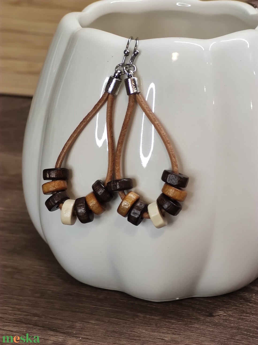 Bőr fülbevaló fa gyöngyökkel - ékszer - fülbevaló - lógó fülbevaló - Meska.hu