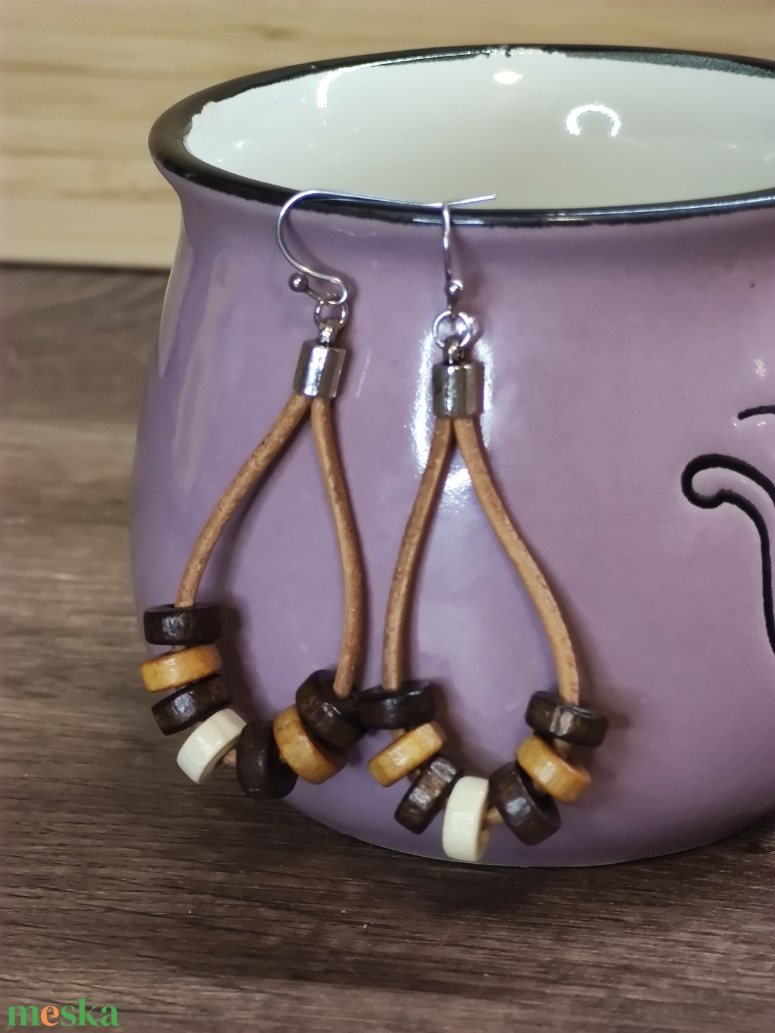 Bőr fülbevaló fa gyöngyökkel - ékszer - fülbevaló - lógó fülbevaló - Meska.hu
