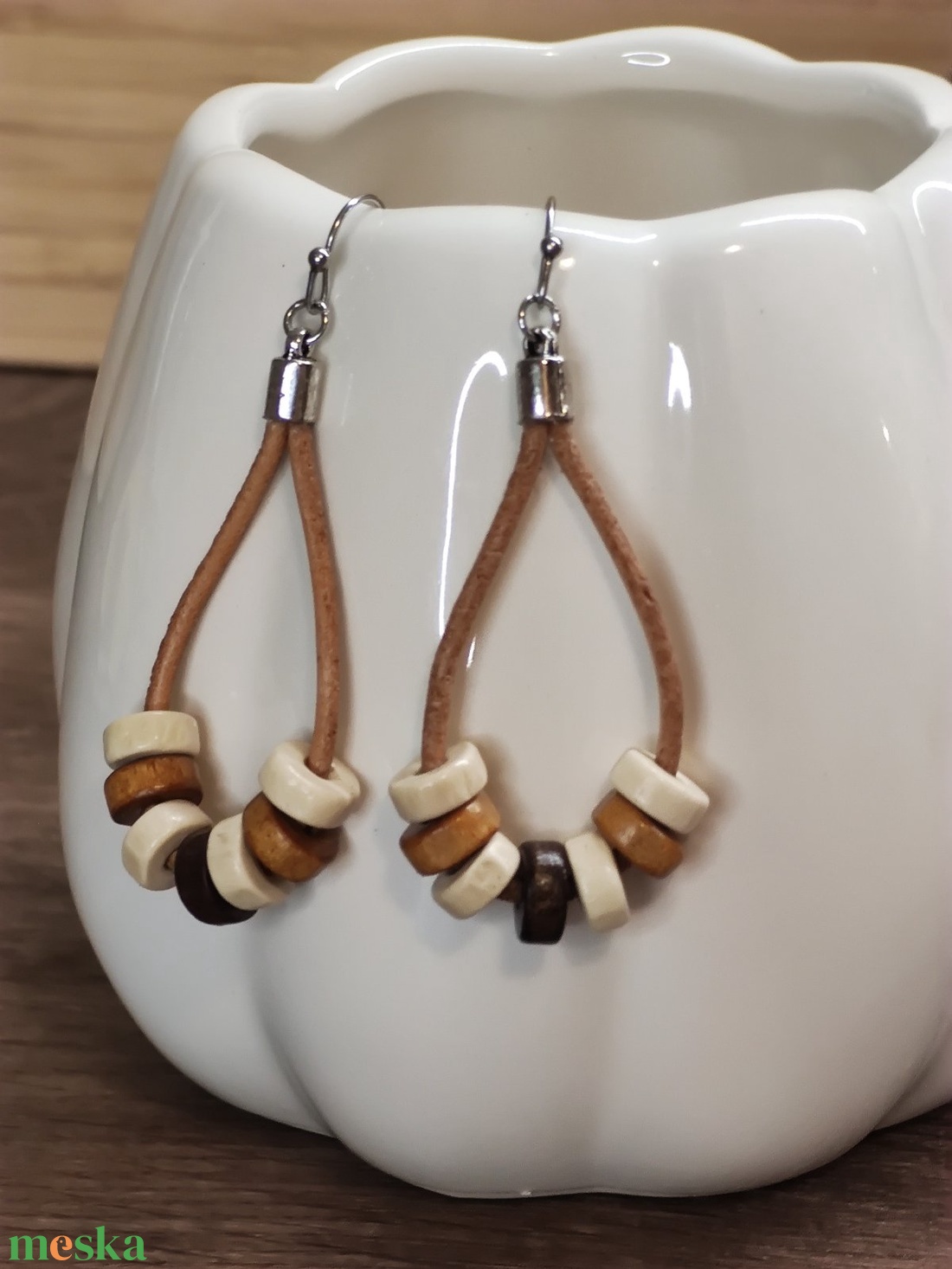 Bőr fülbevaló fa gyöngyökkel - ékszer - fülbevaló - lógó fülbevaló - Meska.hu