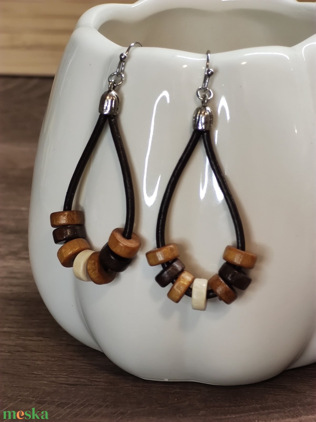 Bőr fülbevaló fa gyöngyökkel - ékszer - fülbevaló - lógó fülbevaló - Meska.hu