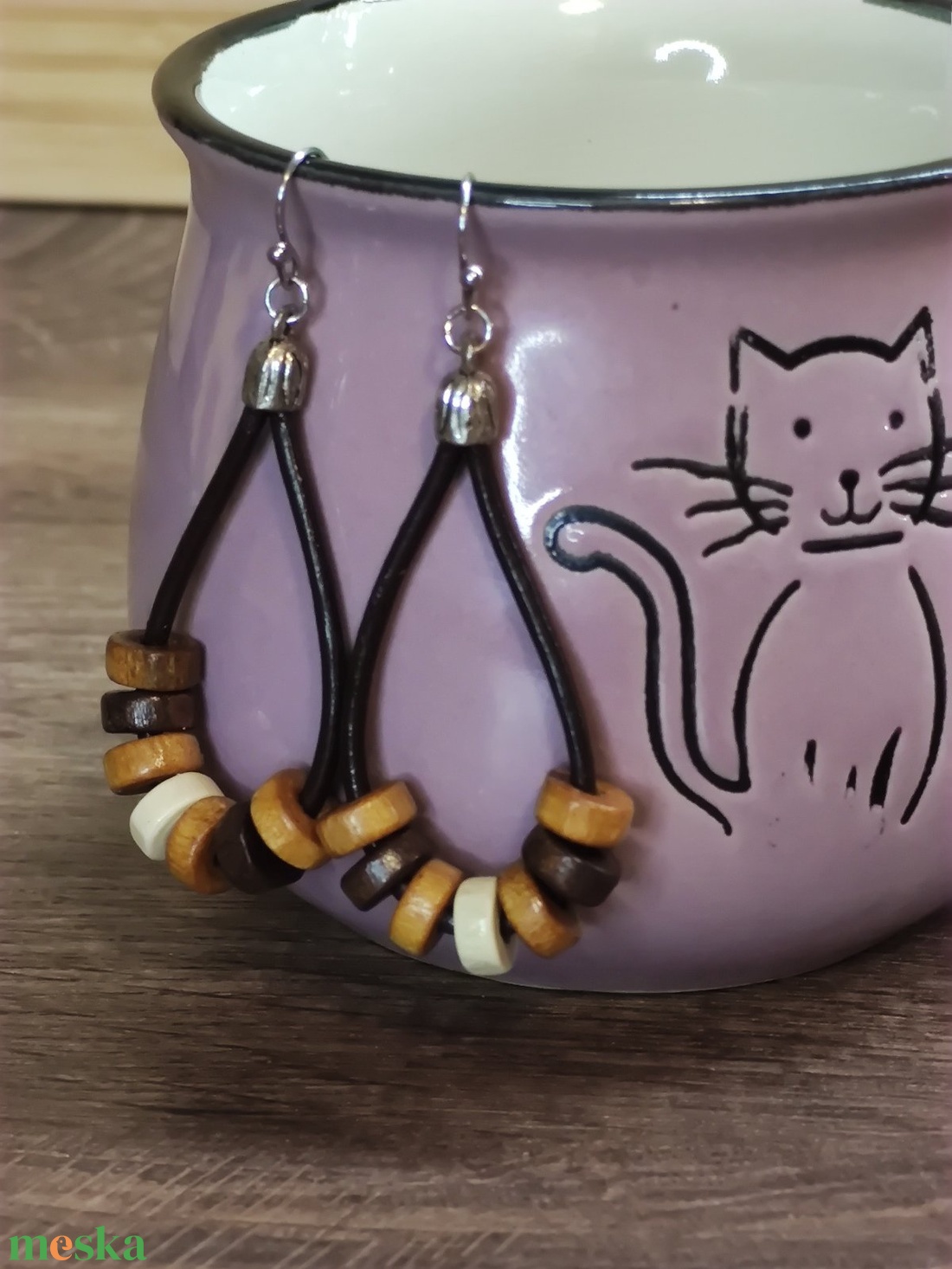 Bőr fülbevaló fa gyöngyökkel - ékszer - fülbevaló - lógó fülbevaló - Meska.hu