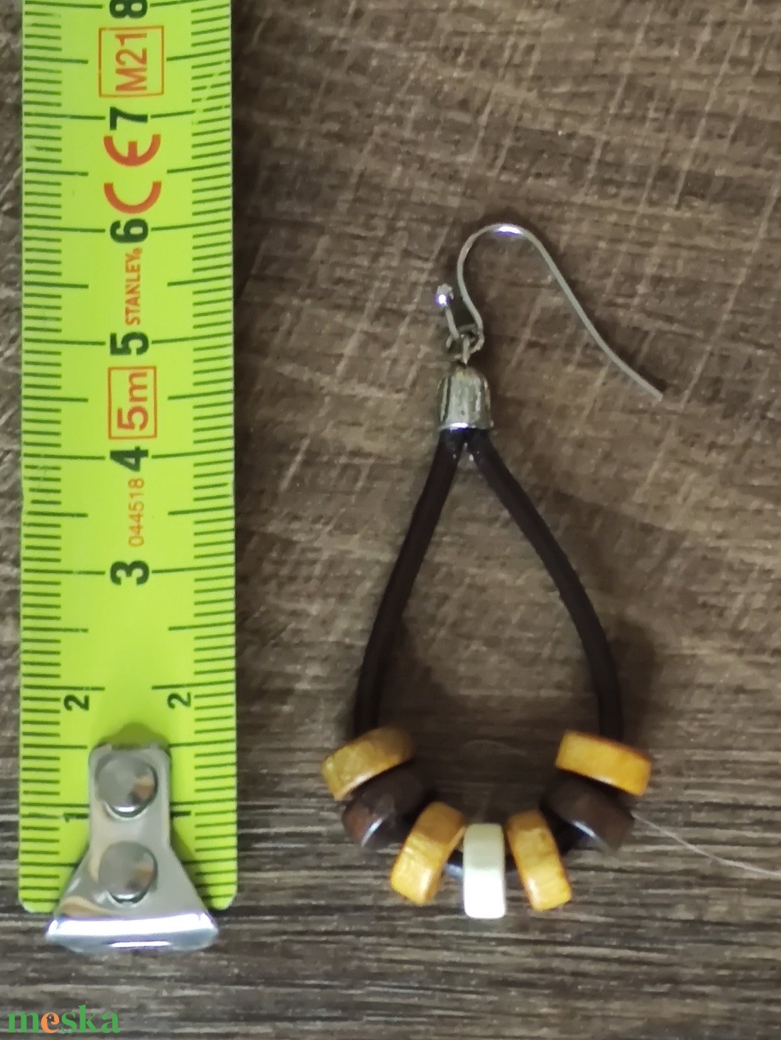 Bőr fülbevaló fa gyöngyökkel - ékszer - fülbevaló - lógó fülbevaló - Meska.hu