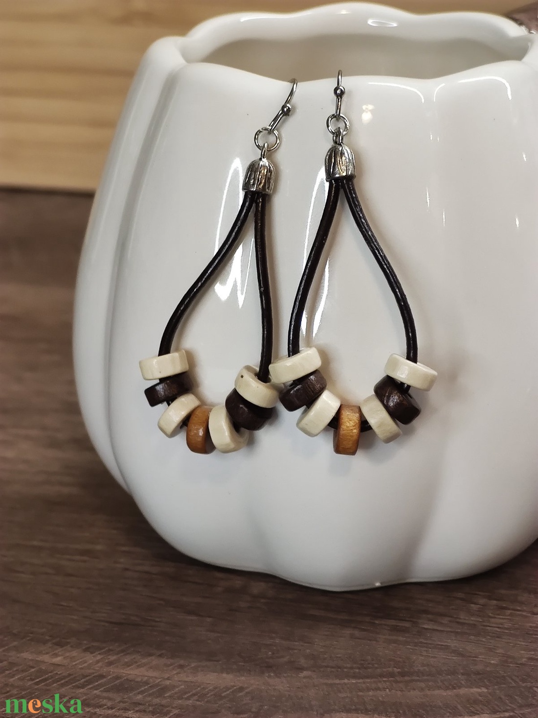 Bőr fülbevaló fa gyöngyökkel - ékszer - fülbevaló - lógó fülbevaló - Meska.hu