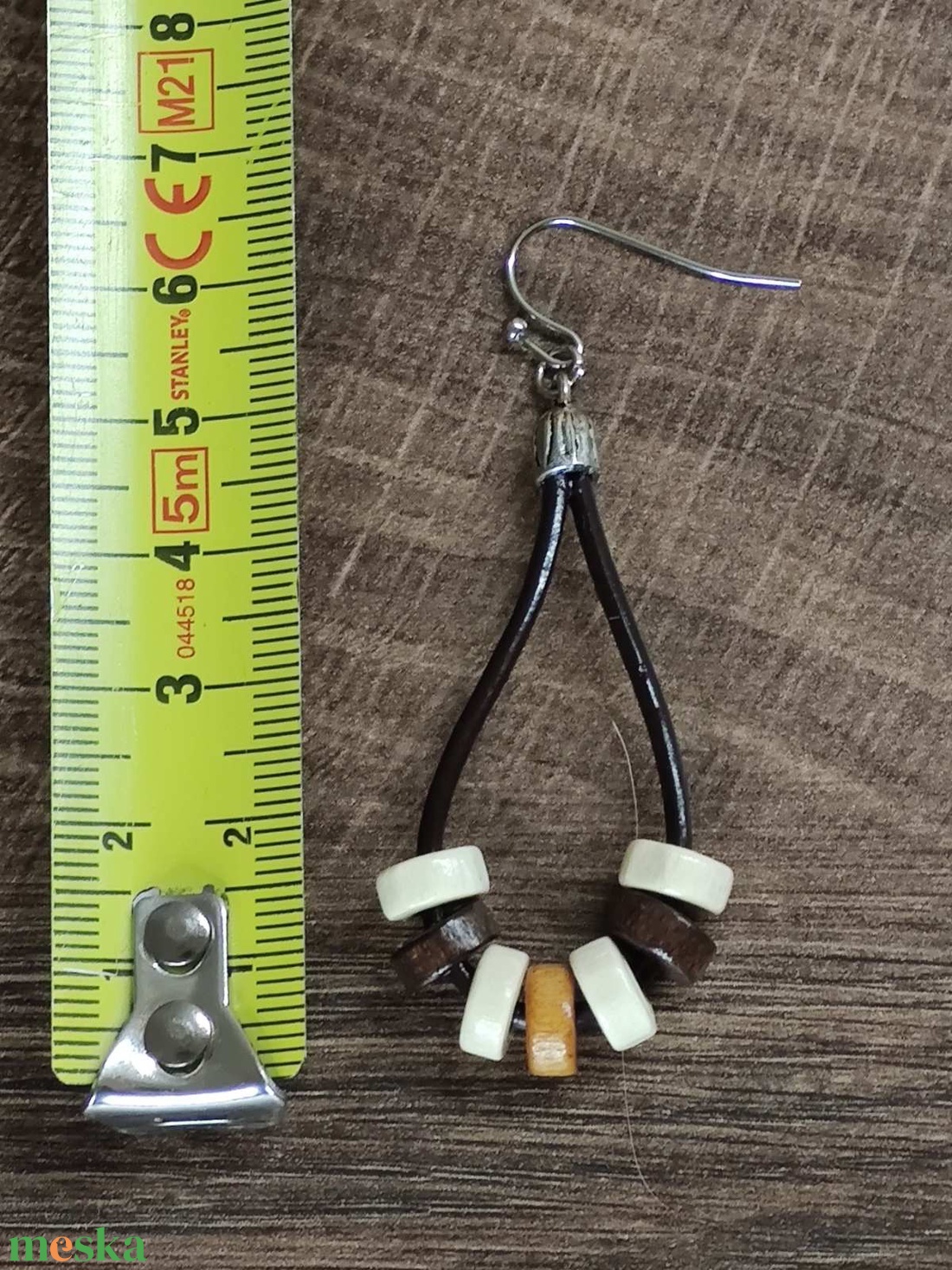 Bőr fülbevaló fa gyöngyökkel - ékszer - fülbevaló - lógó fülbevaló - Meska.hu