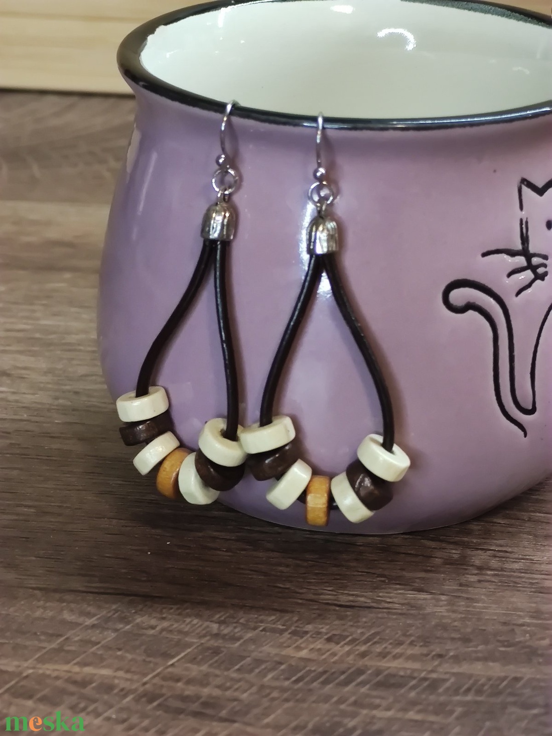 Bőr fülbevaló fa gyöngyökkel - ékszer - fülbevaló - lógó fülbevaló - Meska.hu