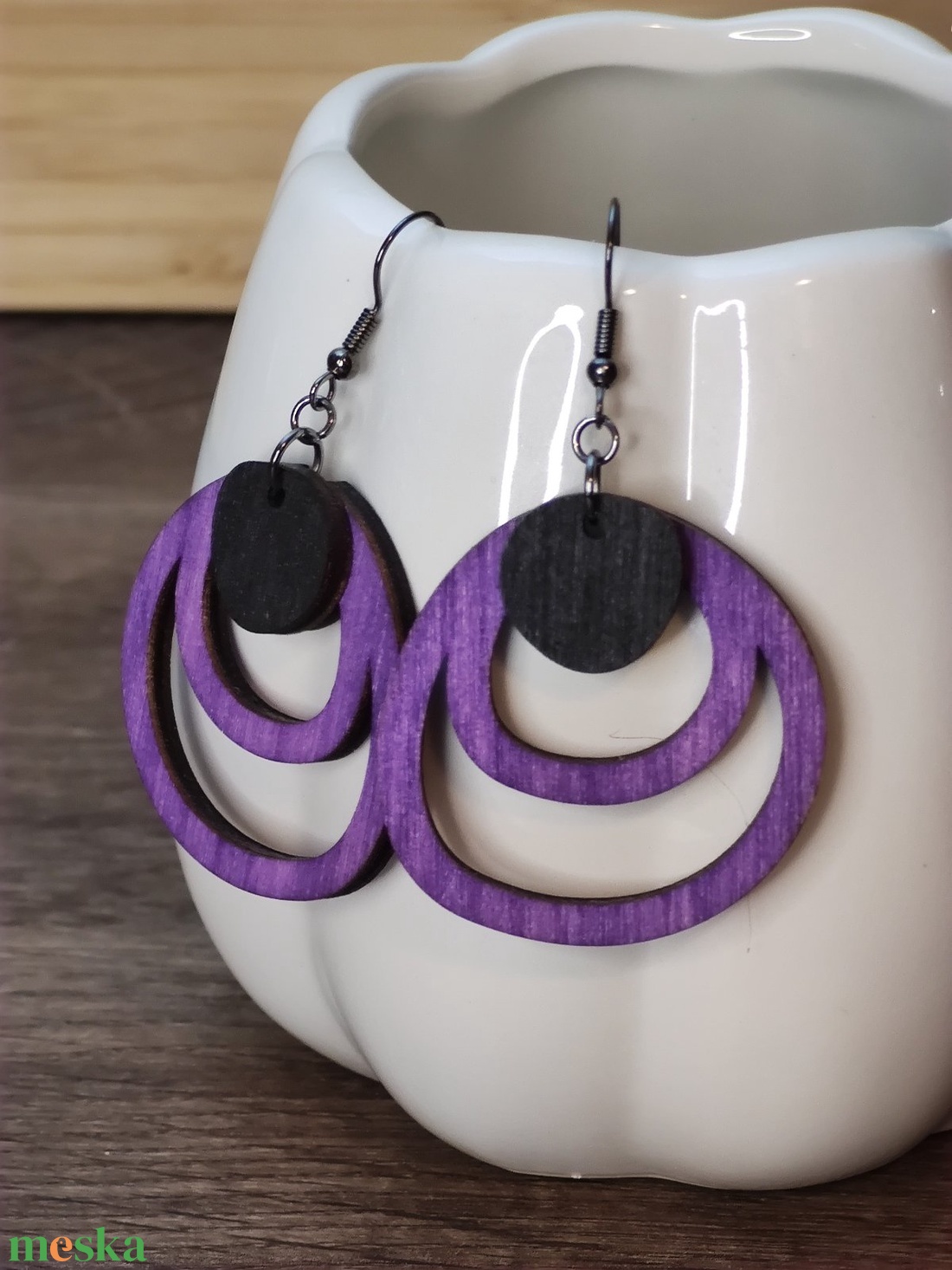 Kétszínű fa fülbevaló - lila+fekete - ékszer - fülbevaló - lógó fülbevaló - Meska.hu