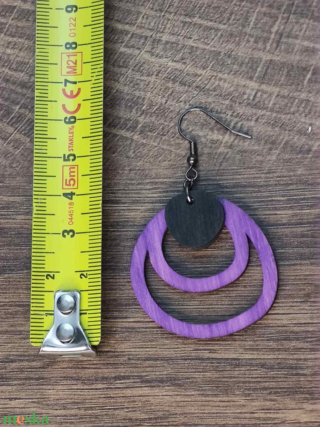 Kétszínű fa fülbevaló - lila+fekete - ékszer - fülbevaló - lógó fülbevaló - Meska.hu
