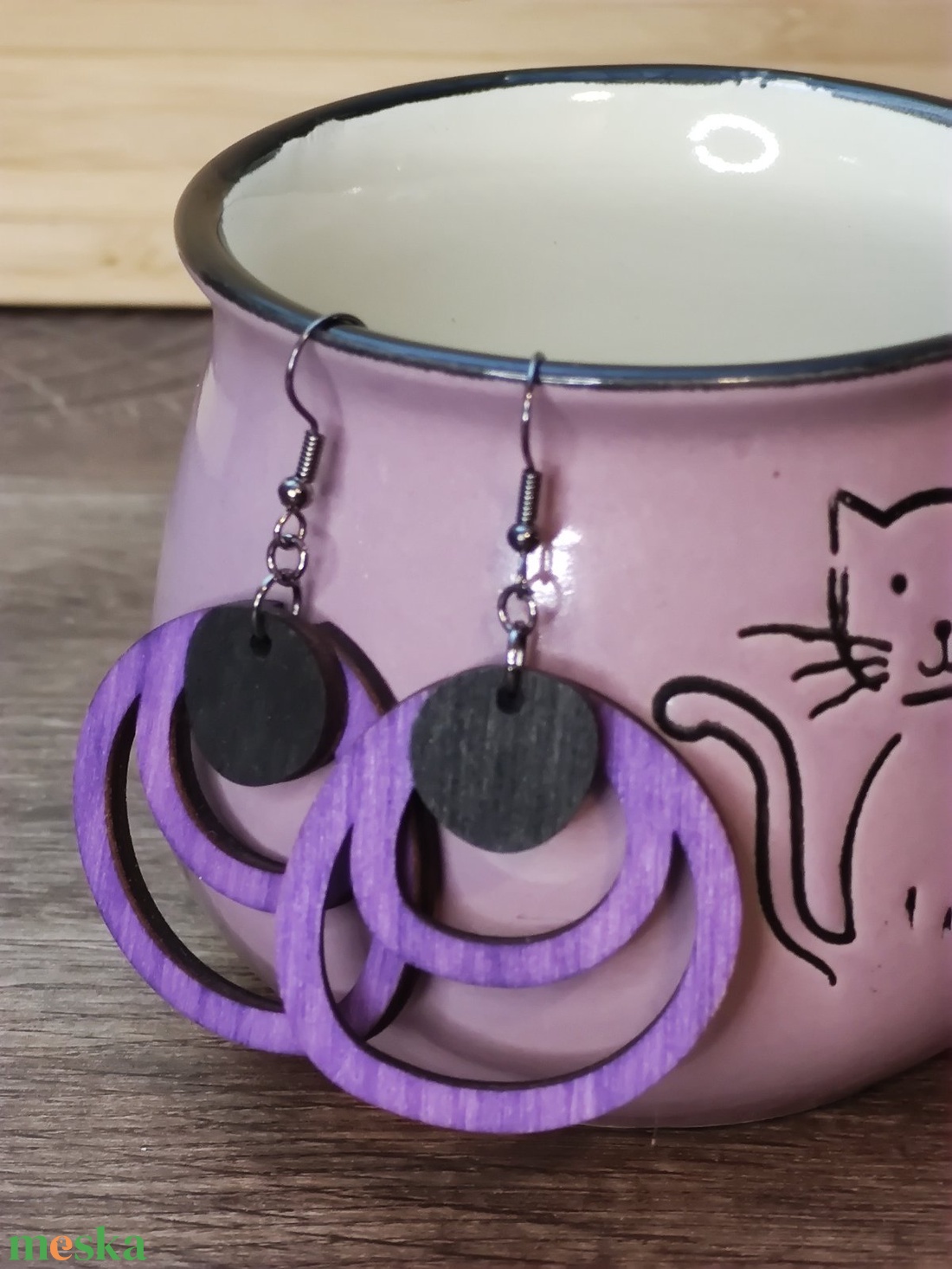 Kétszínű fa fülbevaló - lila+fekete - ékszer - fülbevaló - lógó fülbevaló - Meska.hu