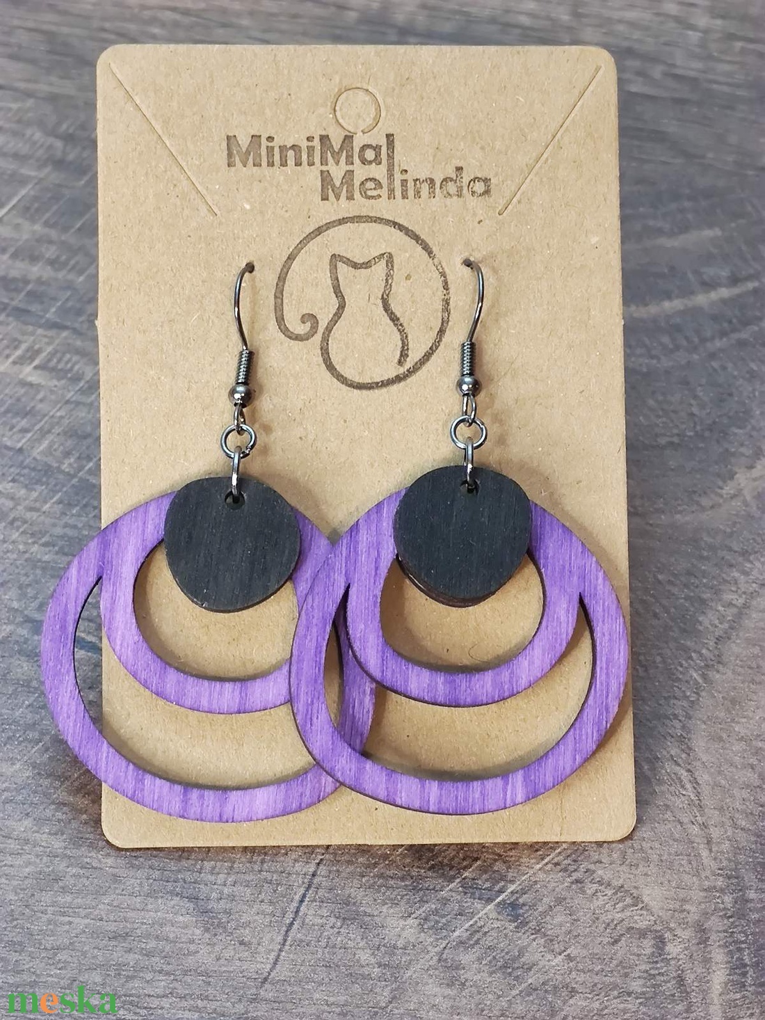 Kétszínű fa fülbevaló - lila+fekete - ékszer - fülbevaló - lógó fülbevaló - Meska.hu