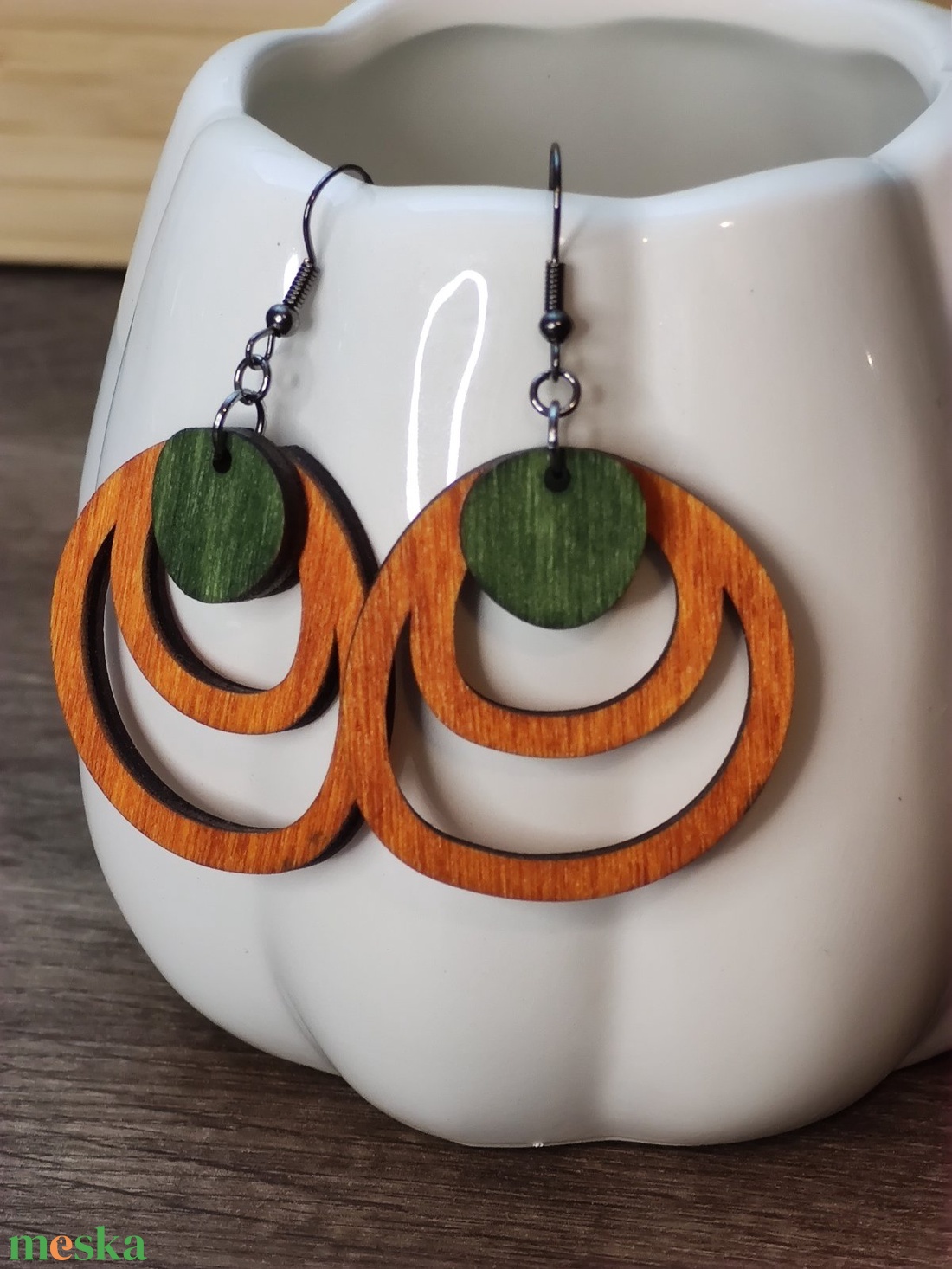 Kétszínű fa fülbevaló - narancs+zöld - ékszer - fülbevaló - lógó fülbevaló - Meska.hu