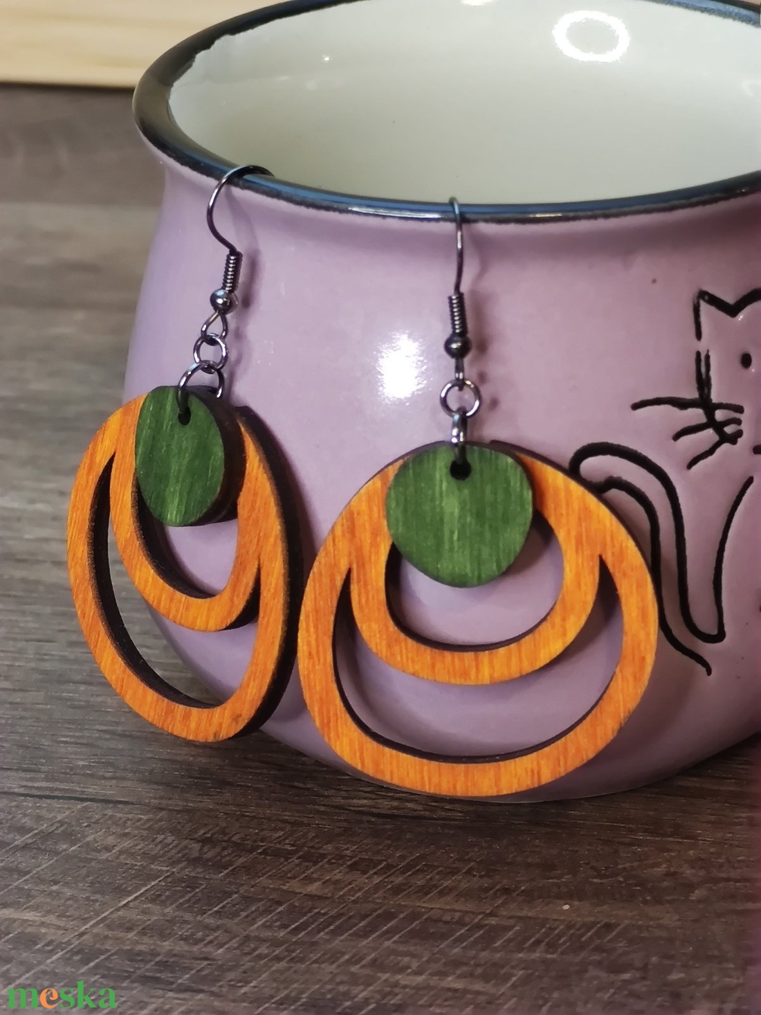 Kétszínű fa fülbevaló - narancs+zöld - ékszer - fülbevaló - lógó fülbevaló - Meska.hu