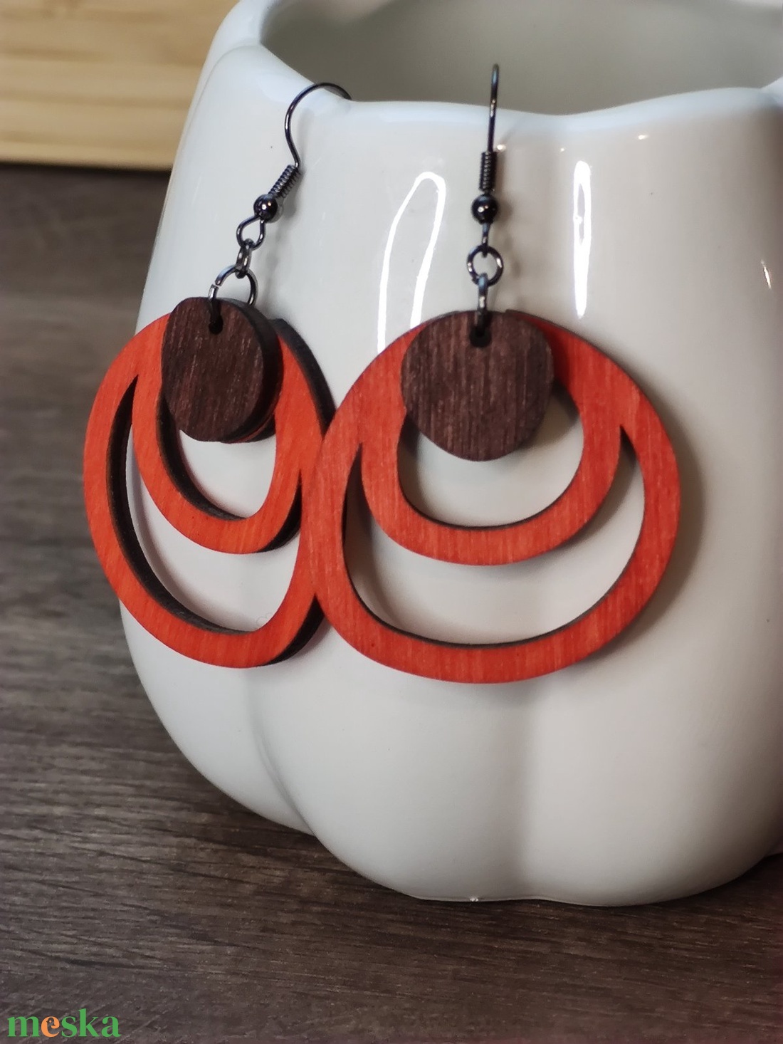 Kétszínű fa fülbevaló - narancspiros+barna - ékszer - fülbevaló - lógó fülbevaló - Meska.hu