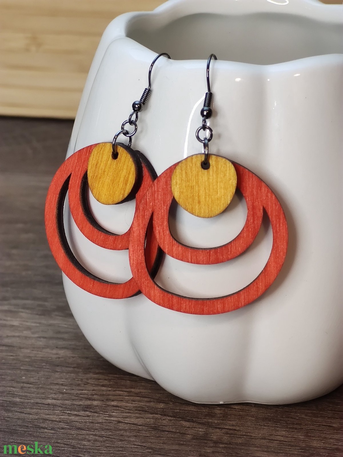 Kétszínű fa fülbevaló - narancspiros+sárga - ékszer - fülbevaló - lógó fülbevaló - Meska.hu