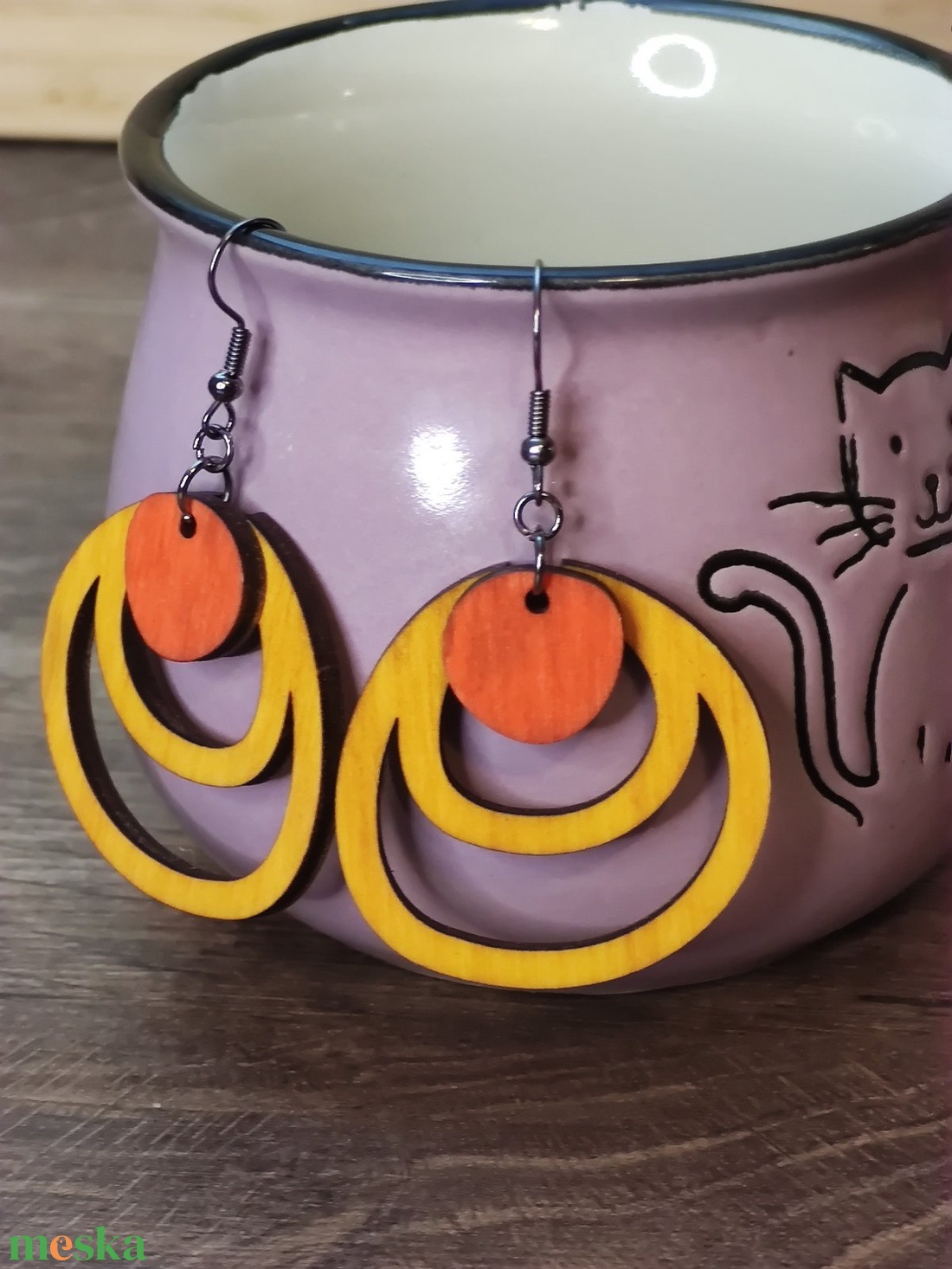 Kétszínű fa fülbevaló - sárga+narancspiros - ékszer - fülbevaló - lógó fülbevaló - Meska.hu
