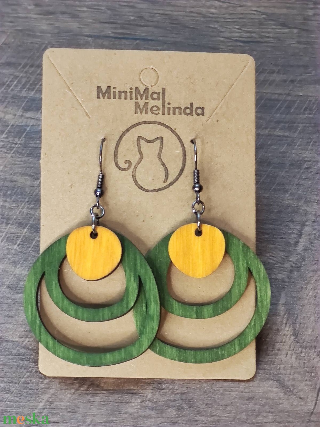 Kétszínű fa fülbevaló - zöld+sárga - ékszer - fülbevaló - lógó fülbevaló - Meska.hu